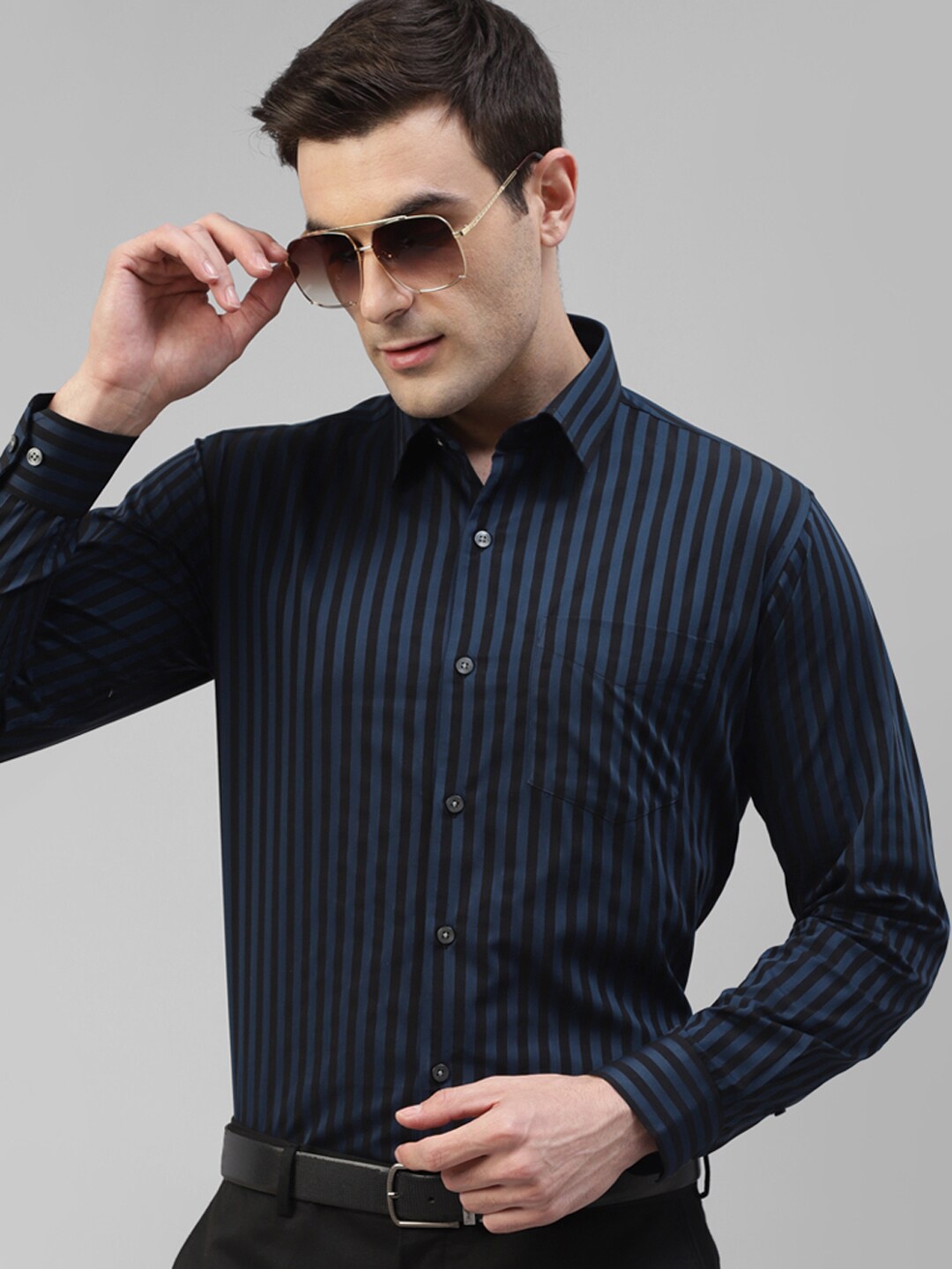 

Hancock Modern Slim Fit Vertical Striped Spread Collar Pure Cotton Formal Shirt, Navy blue