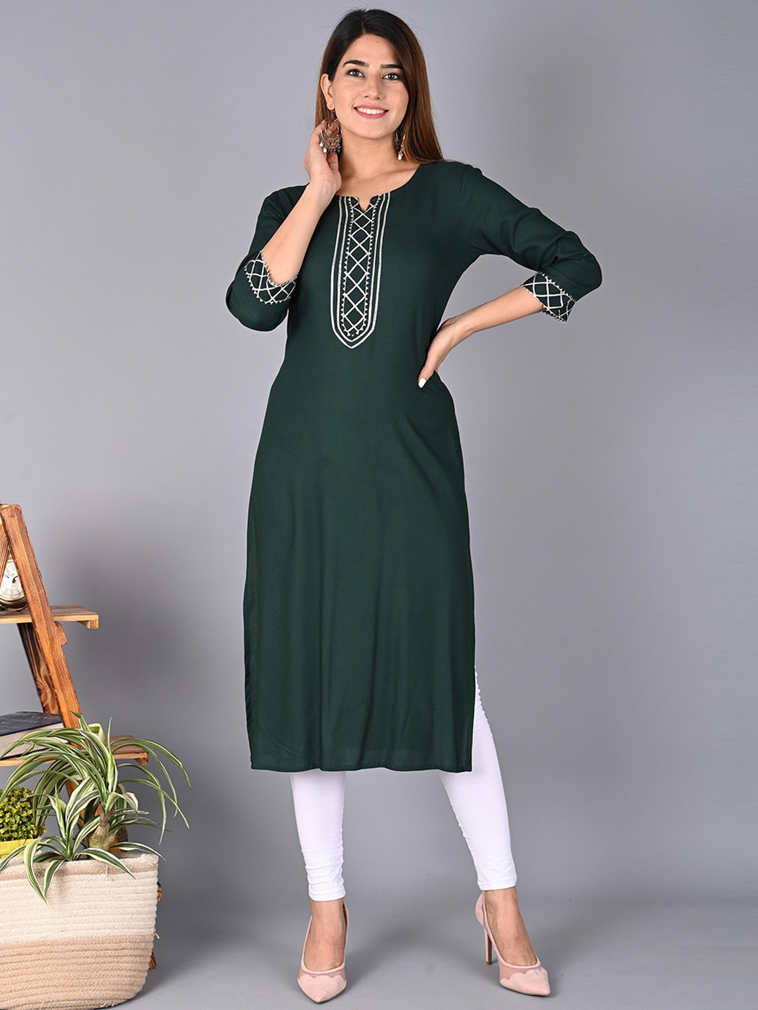 

AARYAHI Notched Round Neck Regular Kurta & Leggings, Green