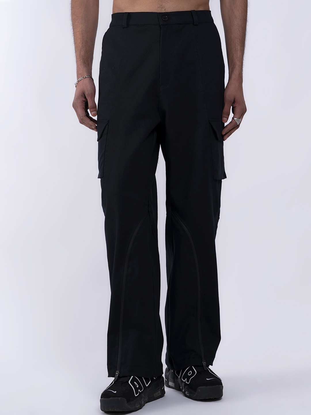 

UNRL Men Pure Cotton Mid Rise Cargos Trousers, Black