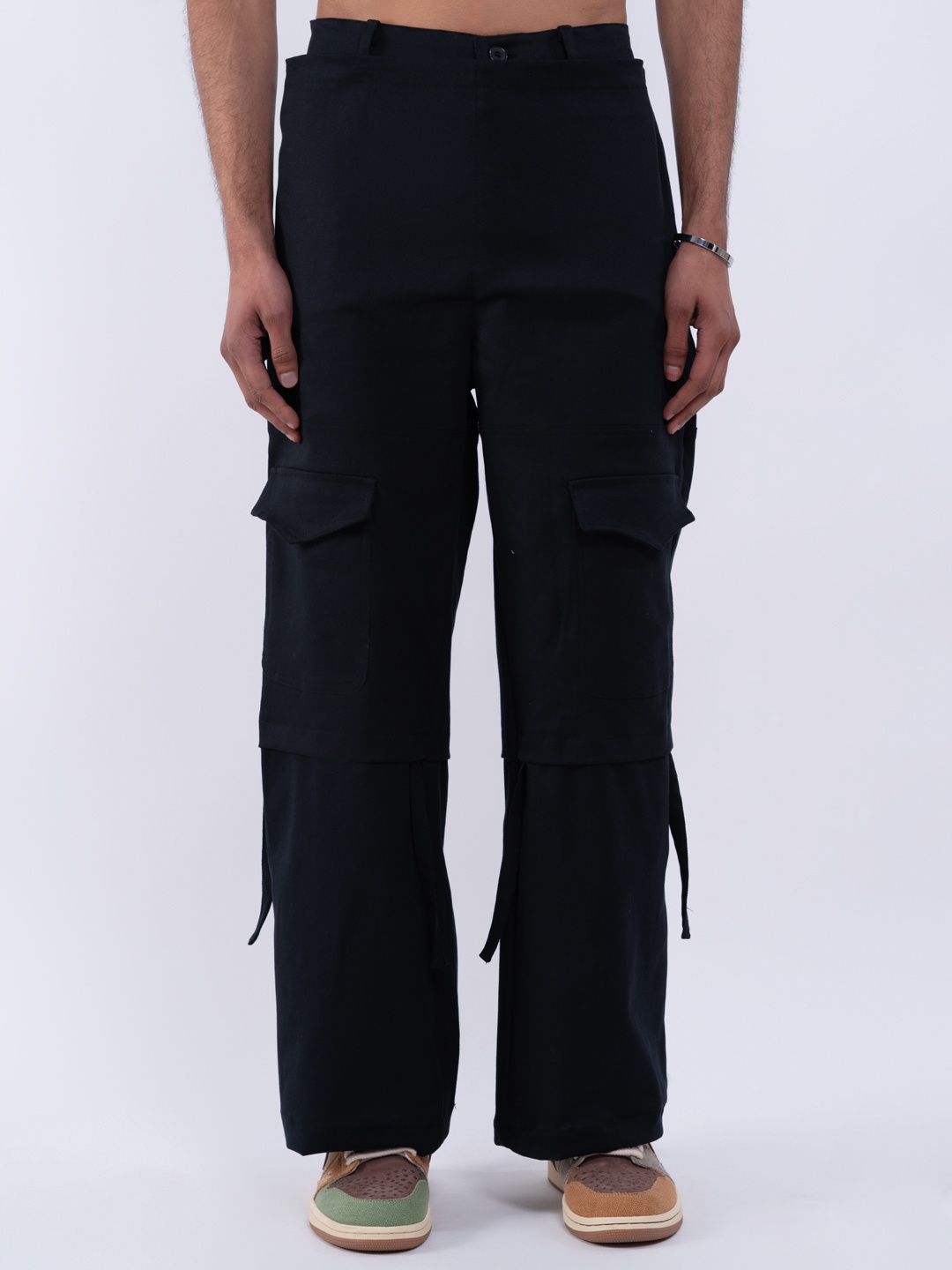 

UNRL Men Pure Cotton Solid Mid Rise Parallel Trousers, Black
