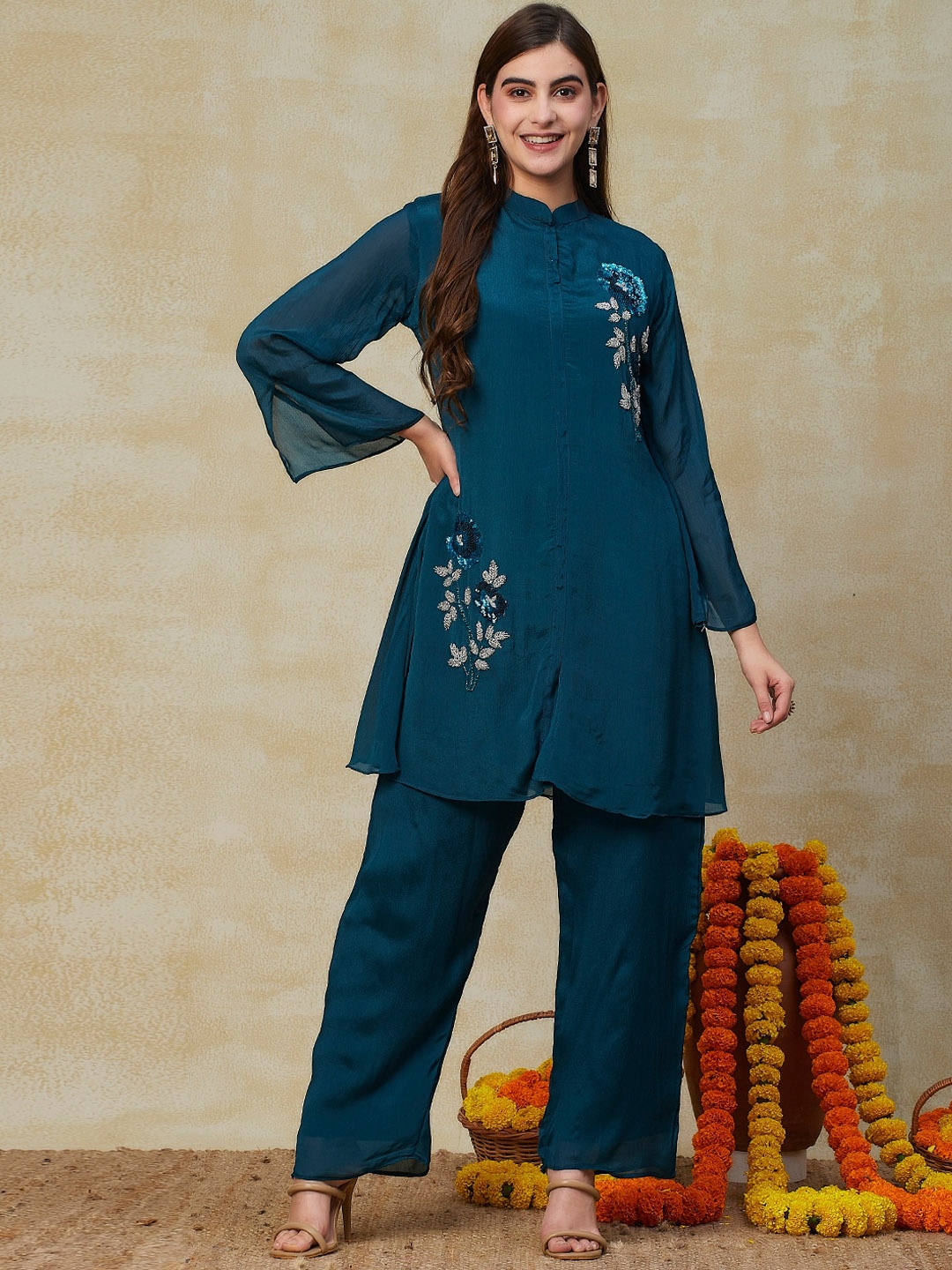 

FASHOR Women Teal Floral Embroidered Panelled Thread Work Kurta with Palazzos