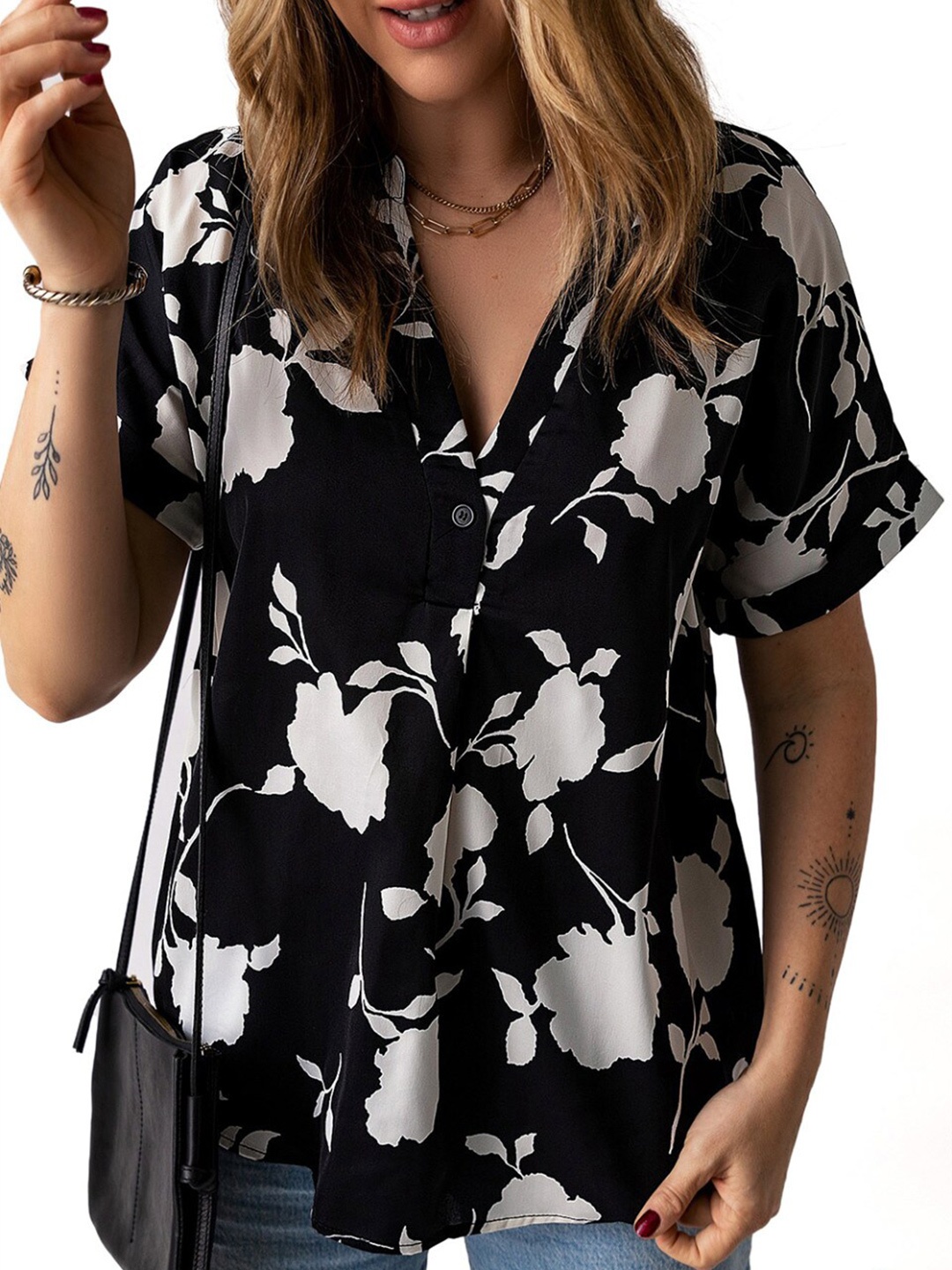 

StyleCast Black & White Floral Printed Mandarin Collar Extended Sleeves Top