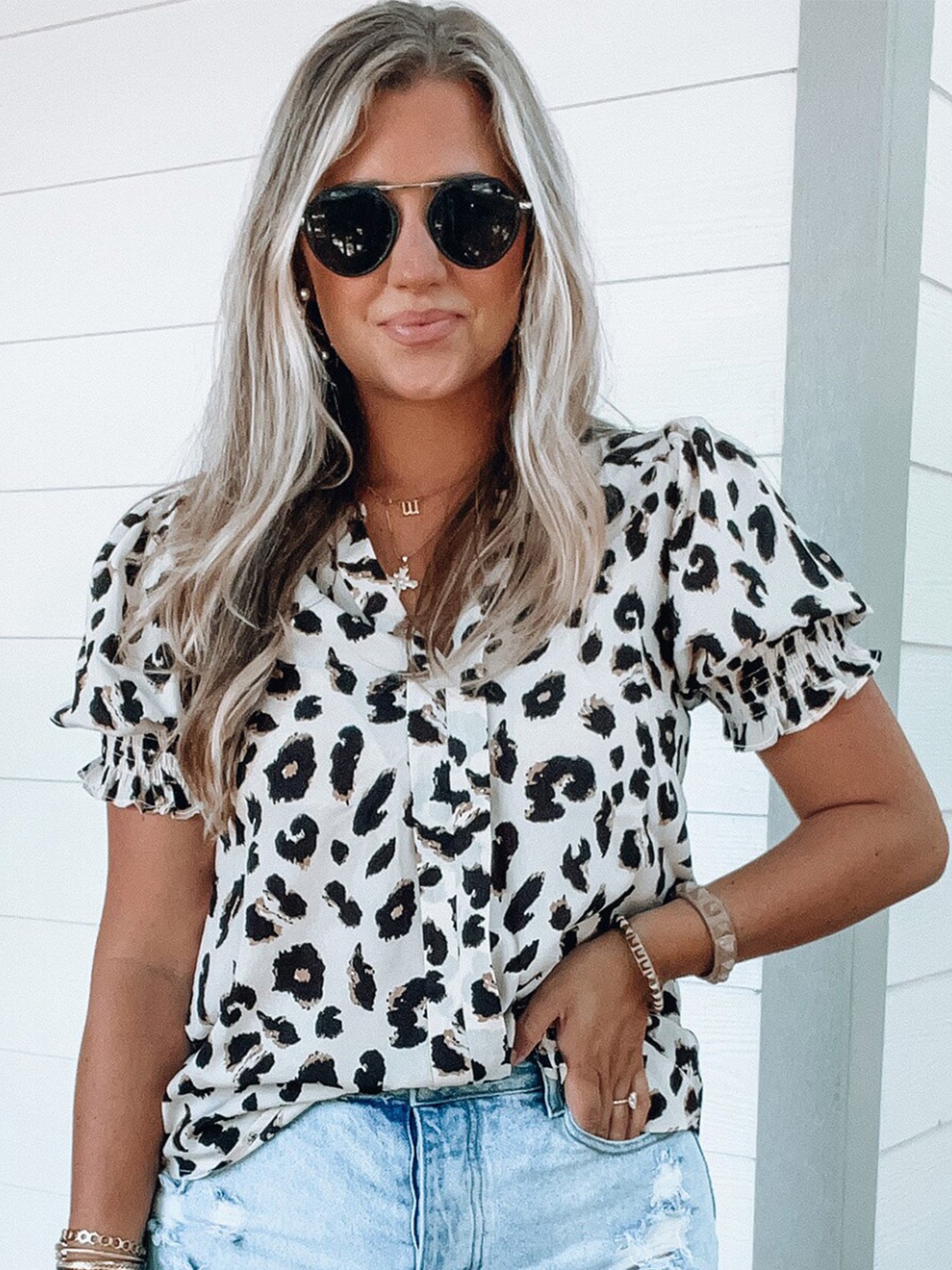 

StyleCast White Abstract Printed Puffed Sleeves Top