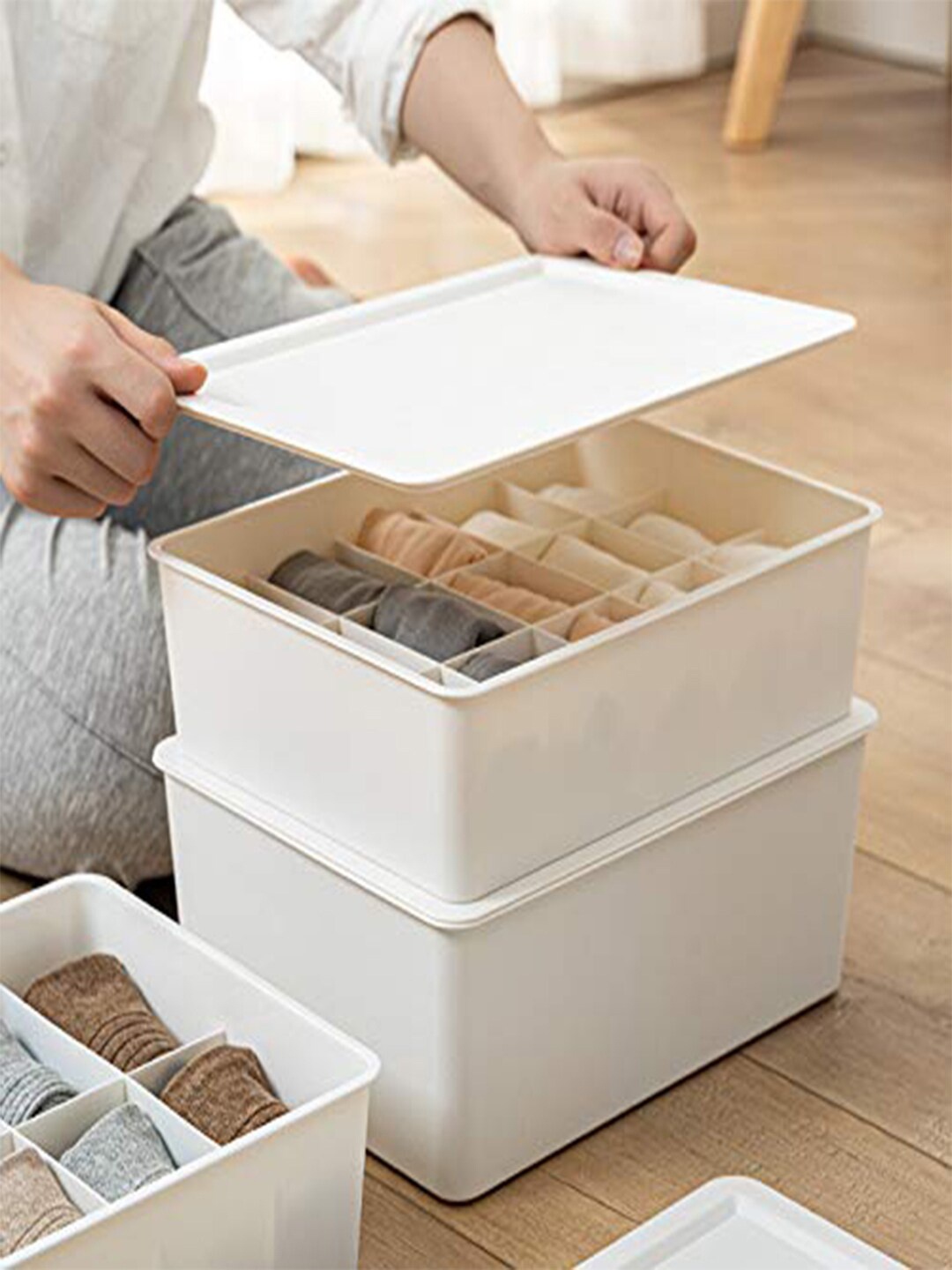 

Kuber Industries White Wardrobe Organiser with Lid
