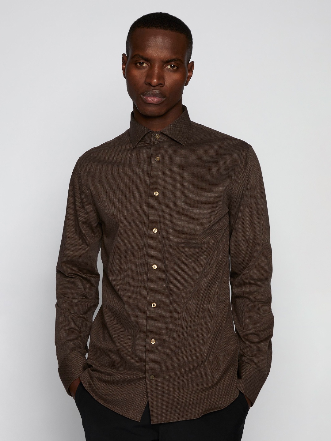 

Matinique Textured Spread Collar Long Sleeves Buttoned Placket Pure Cotton Casual Shirt, Brown
