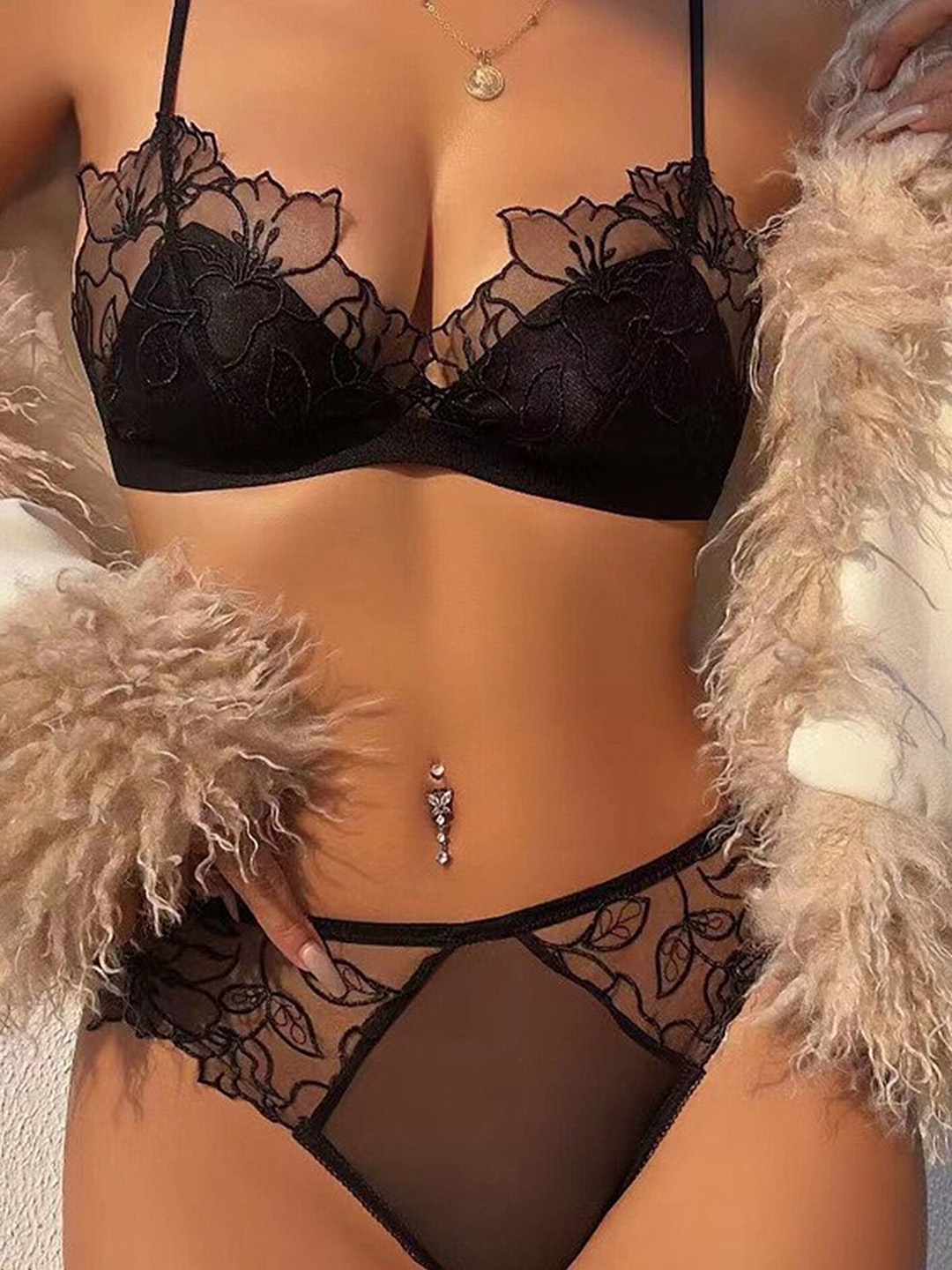 

LULU & SKY Self Designed Laced Lingerie, Black