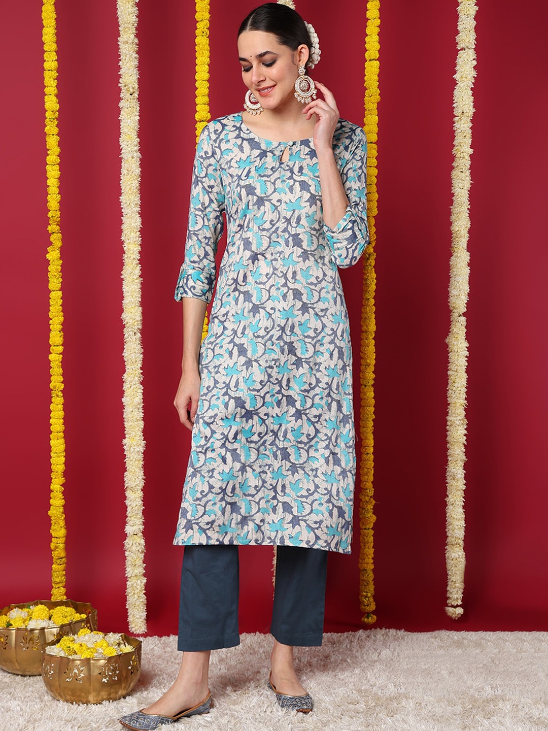 

AHIKA White Ethnic Motifs Printed Keyhole Neck Straight Kurta