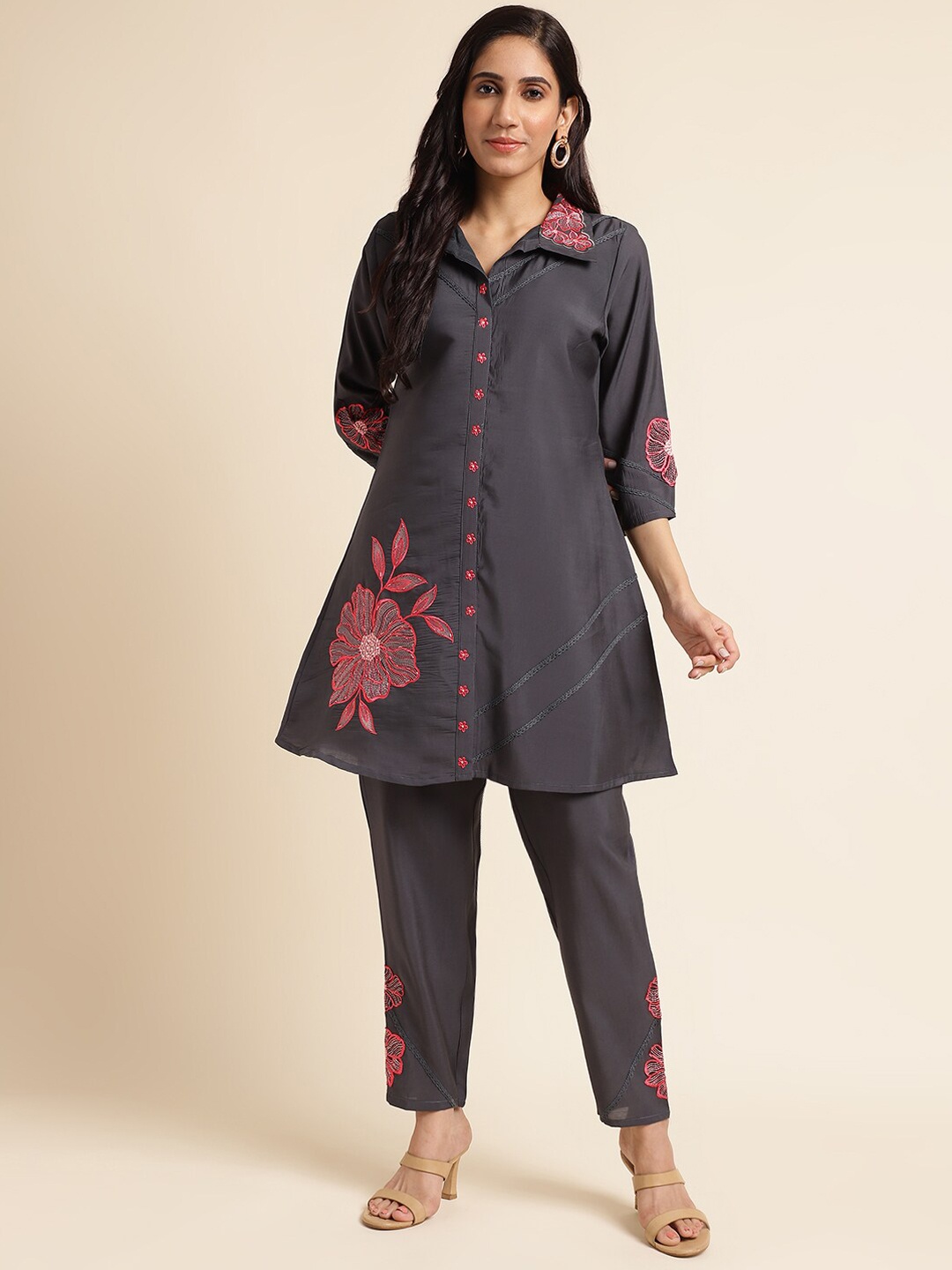 

FABMORA Floral Embroidered Shirt Collar A-Line Pure Silk Kurta WIth Trousers, Grey