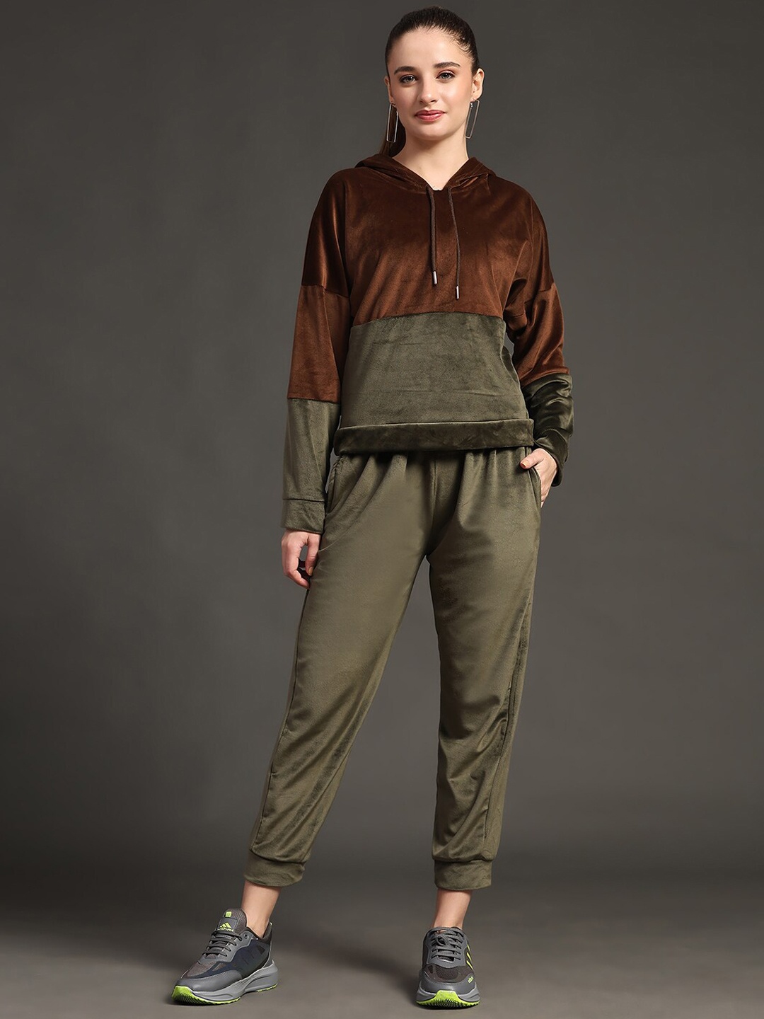 

KALINI Colourblocked Hooded Woollen Tracksuits, Green
