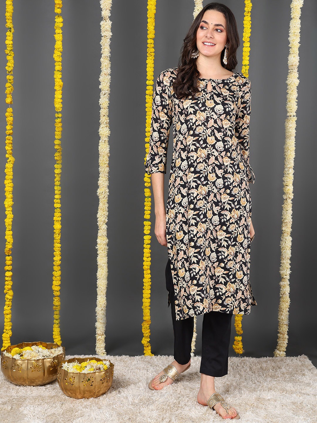 

AHIKA Black Floral Printed Keyhole Neck Straight Kurta