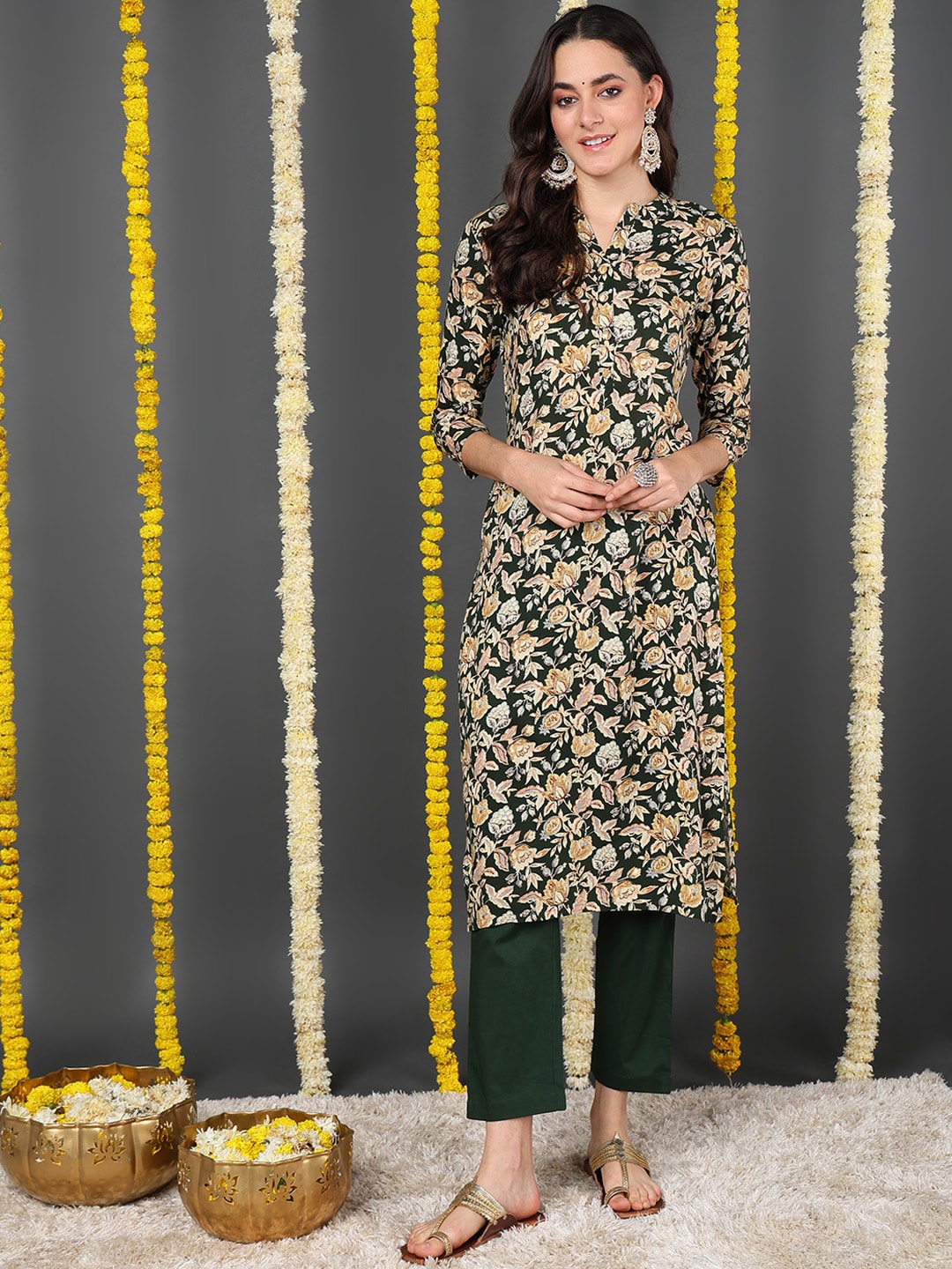 

AHIKA Floral Printed Mandarin Collar Three-Quarter Sleeves Straight Kurta, Green