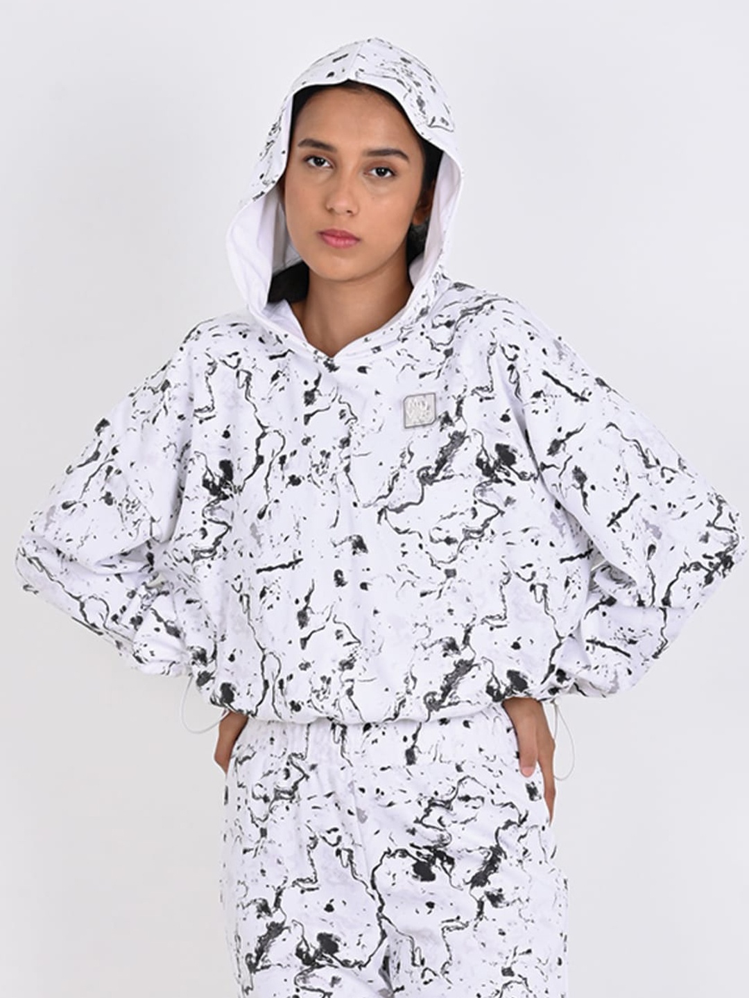 

Muvazo Abstract Printed Hooded Sweatshirt, White