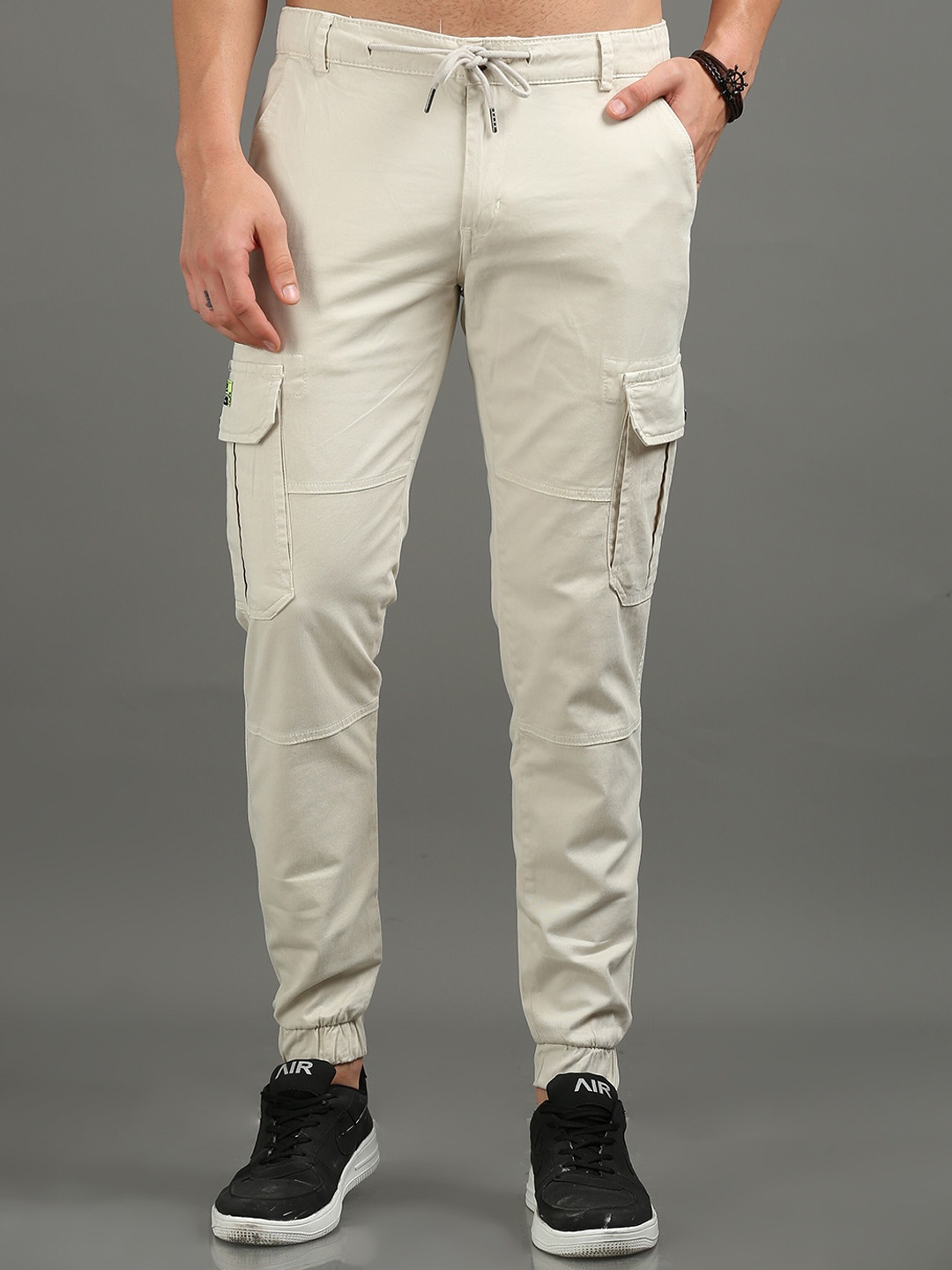 

CAZZBA Men Mid Rise Cotton Cargos Trousers, Cream