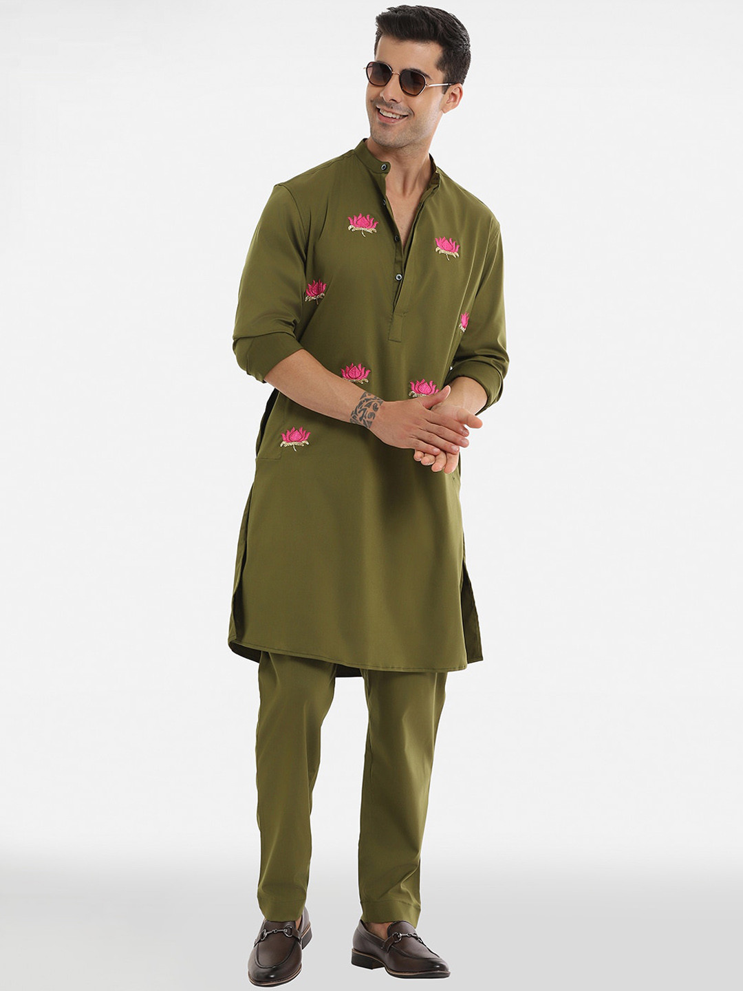 

Komal Kothari Floral Embroidered Sequined Pure Cotton Kurta with Pyjamas, Green