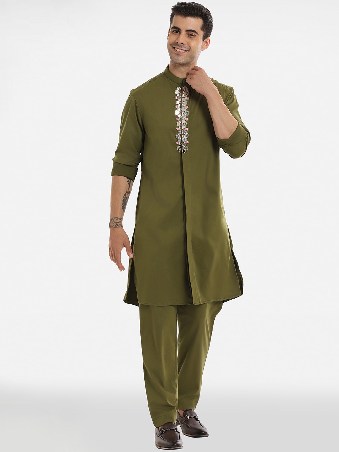 

Komal Kothari Band Collar Mirror Work Pure Cotton Kurta with Pyjamas, Green