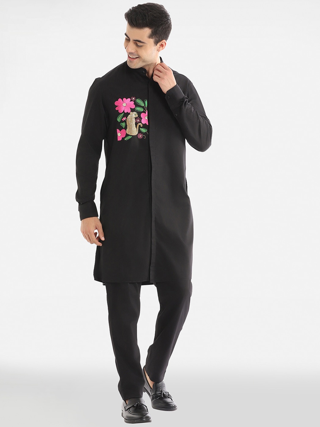 

Komal Kothari Floral Embroidered Sequined Pure Cotton Kurta with Pyjamas, Black
