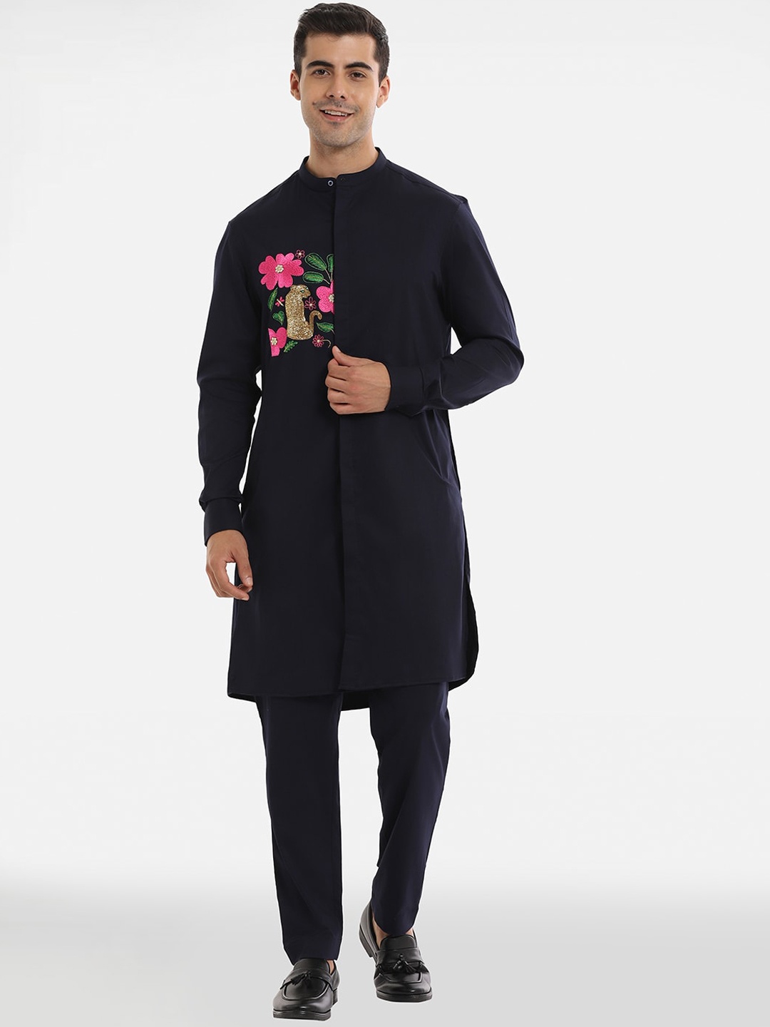 

Komal Kothari Floral Embroidered Sequined Pure Cotton Kurta with Pyjamas, Black