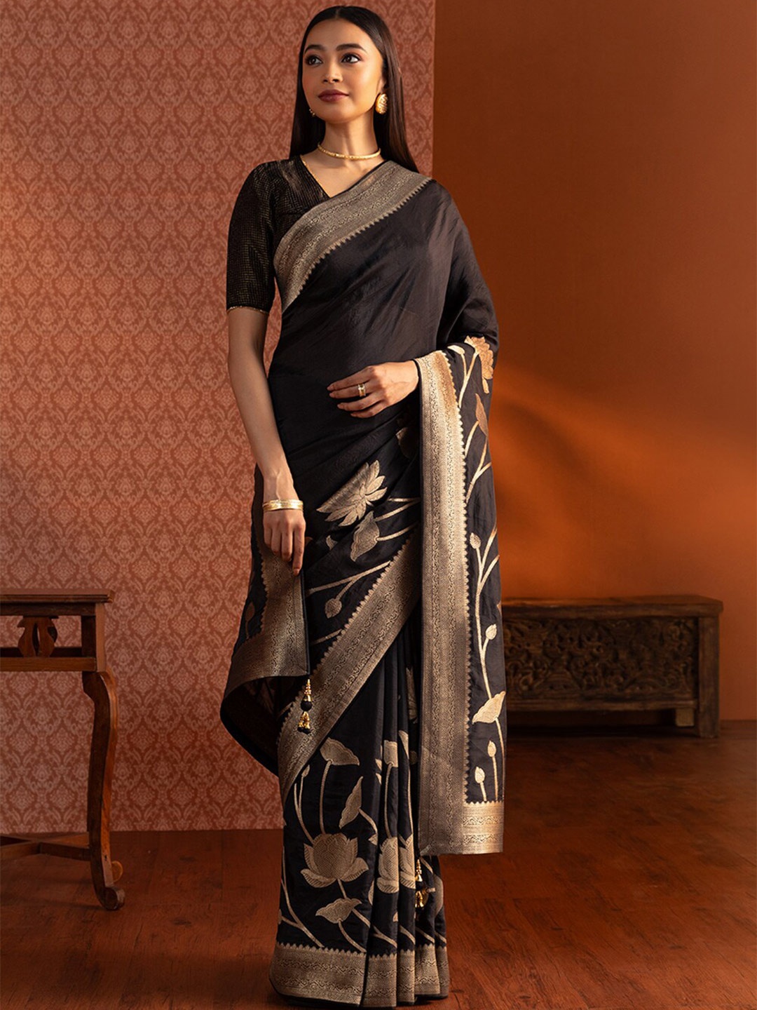 

Taneira Floral Woven Design Zari Saree, Black