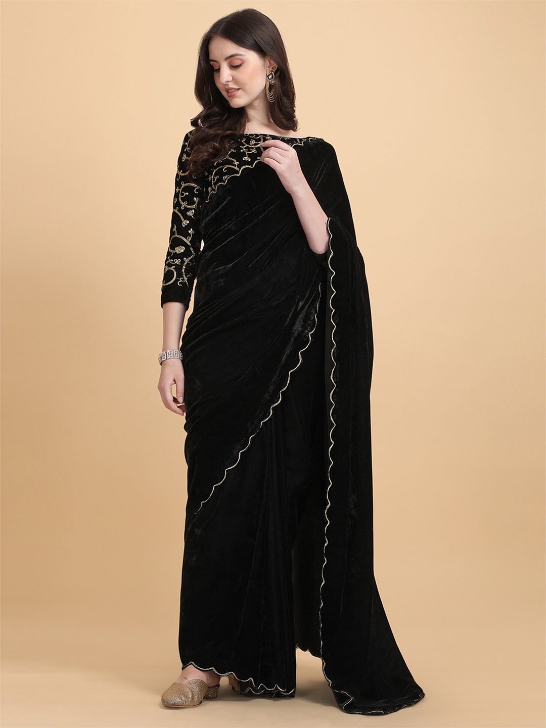 

N N ENTERPRISE Embroidered Velvet Saree, Black