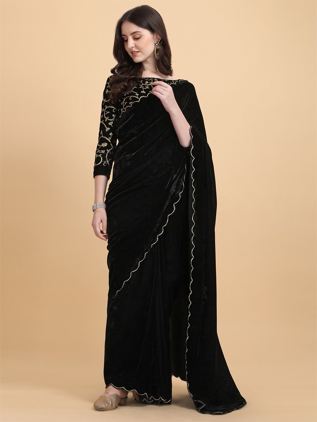 

N N ENTERPRISE Embroidered Border Velvet Saree, Black