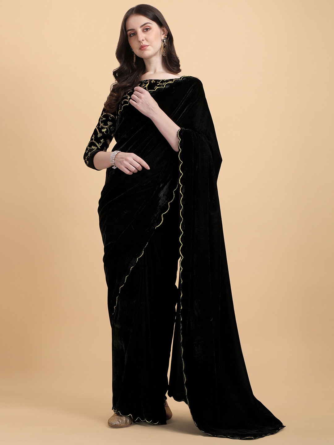 

N N ENTERPRISE Embroidered Border Velvet Saree, Black