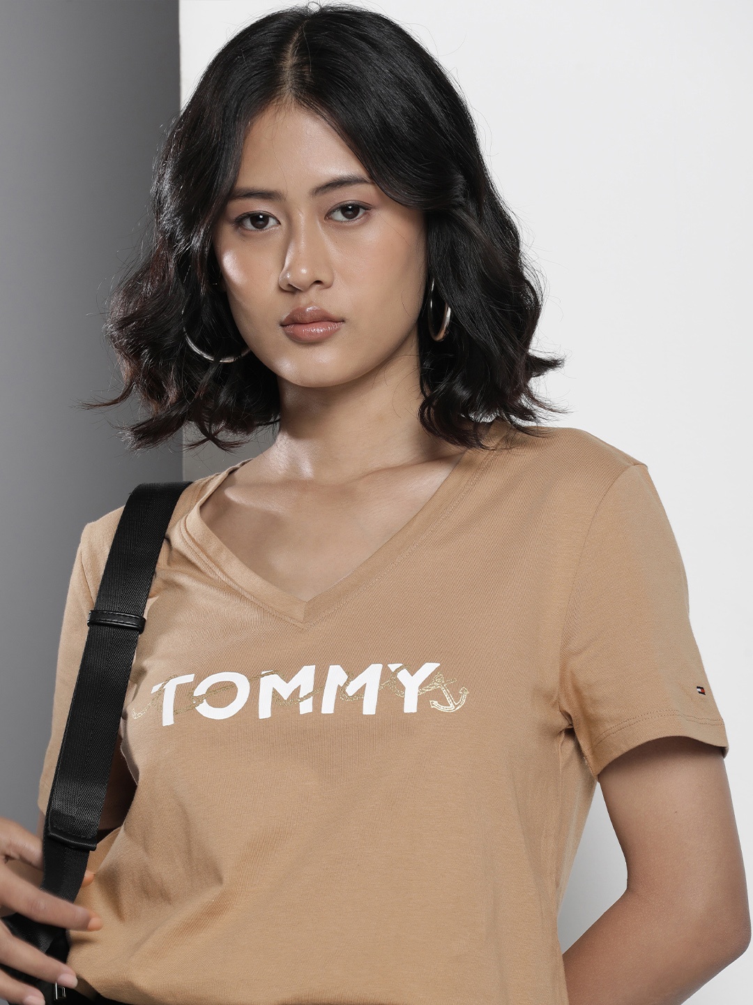 

Tommy Hilfiger Brand Logo Printed V-Neck Pure Cotton T-shirt, Camel brown