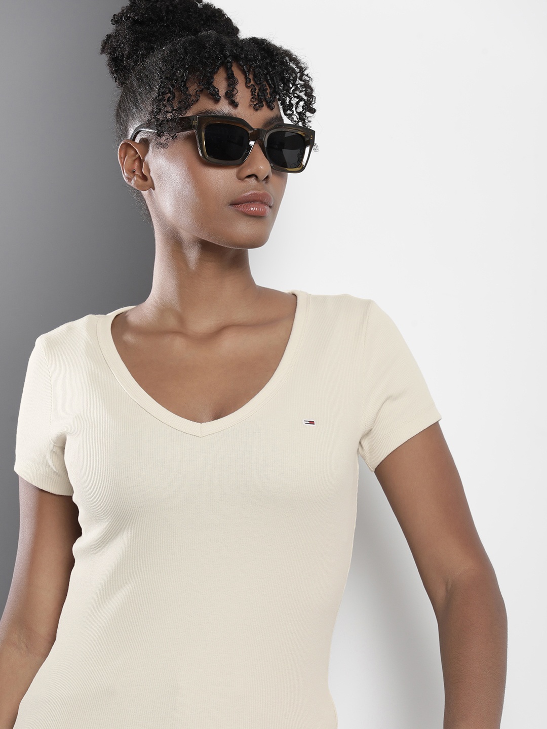 

Tommy Hilfiger Solid V-Neck Slim Fit T-shirt, Beige