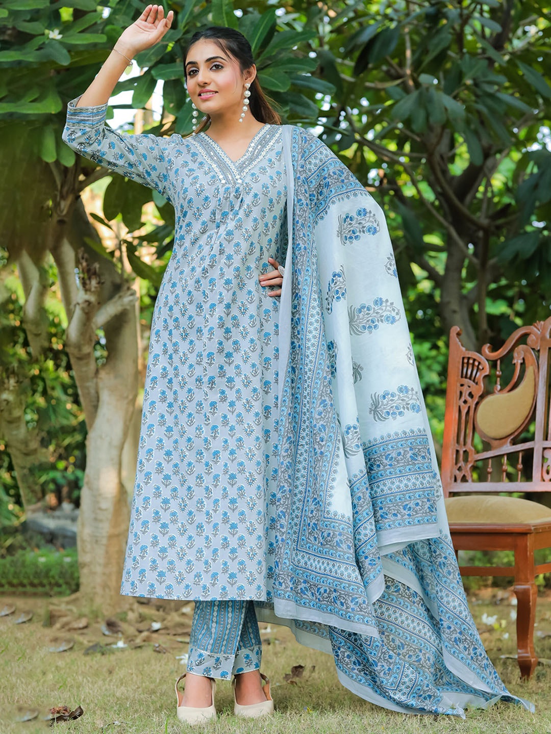 

Rajnandini Floral Embroidered Pure Cotton Kurta with Trousers & With Dupatta, Grey