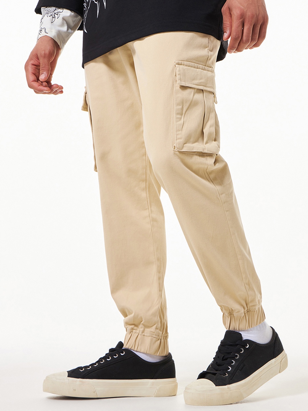 

Bewakoof Men Mid-Rise Loose Fit Oversized Cargo Trousers, Beige