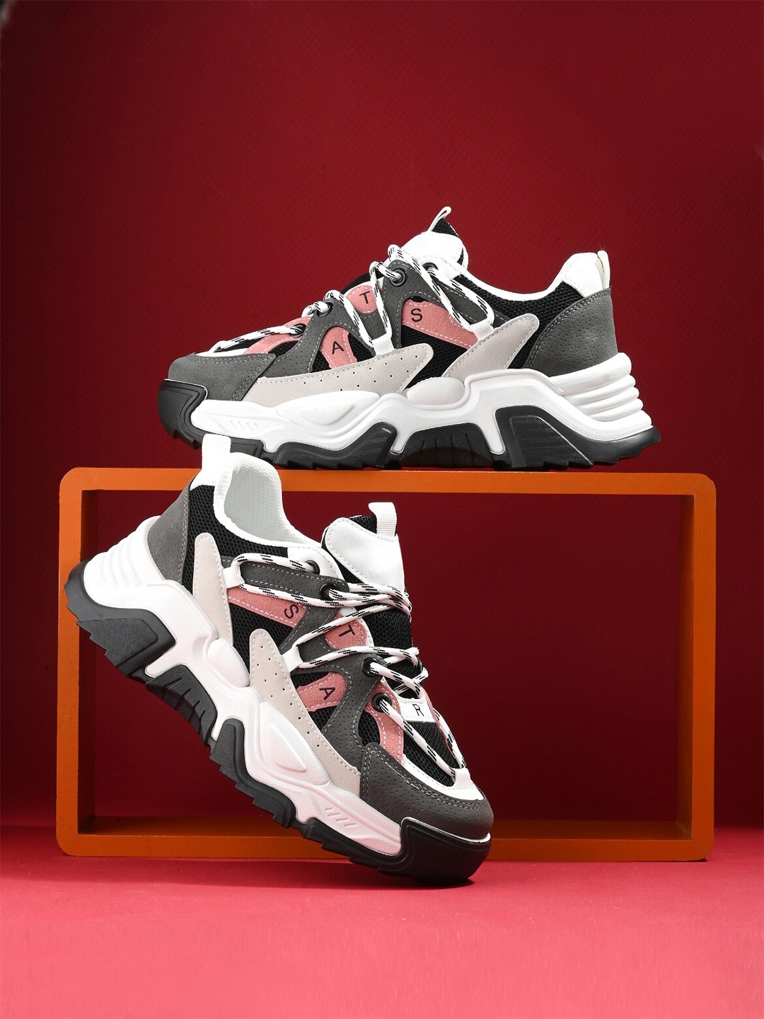

The Roadster Lifestyle Co. Women Grey & White Lightweight Running Shoes