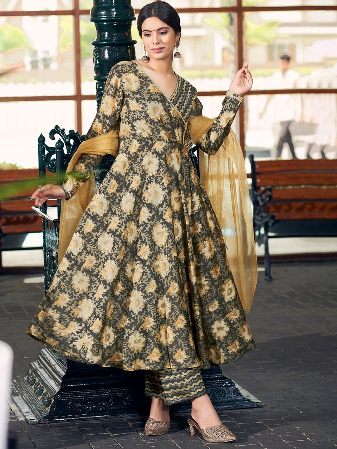 

SKYLEE Grey & Cream Floral Printed Regular Kurta With Palazzos & Dupatta
