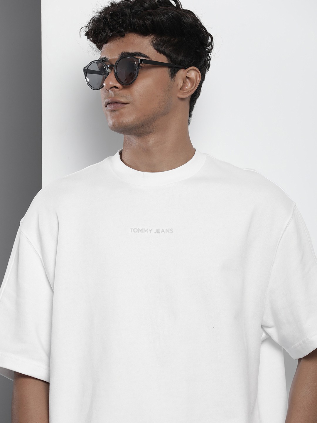 

Tommy Hilfiger Men White Drop-Shoulder Sleeves Pure Cotton Oversized T-shirt