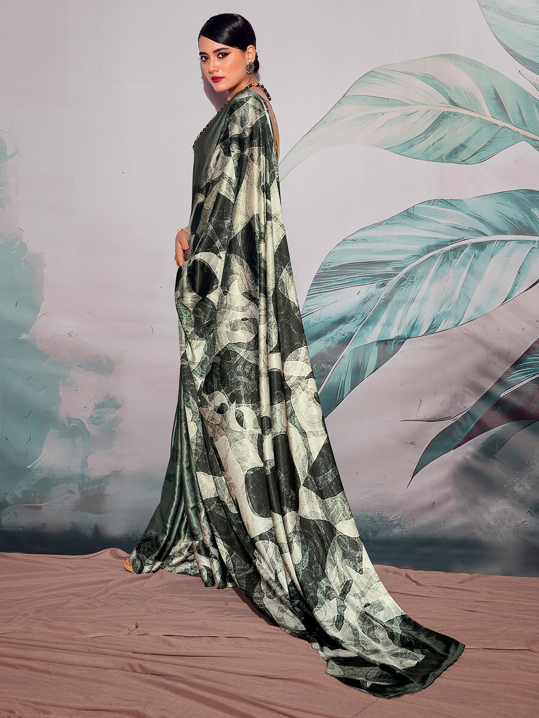 

elora Abstract Printed Satin Saree, Green