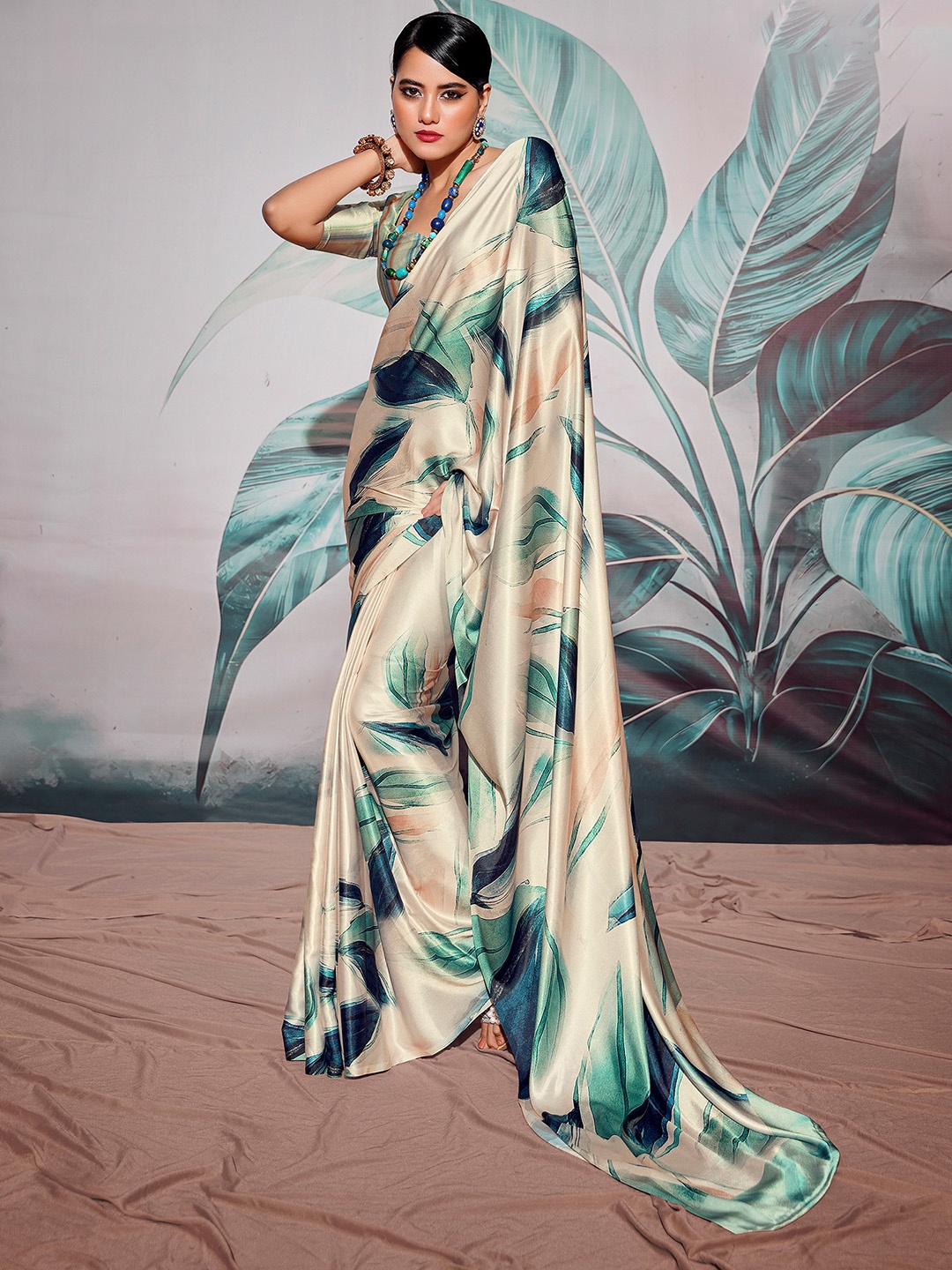 

elora Abstract Printed Satin Saree, Off white