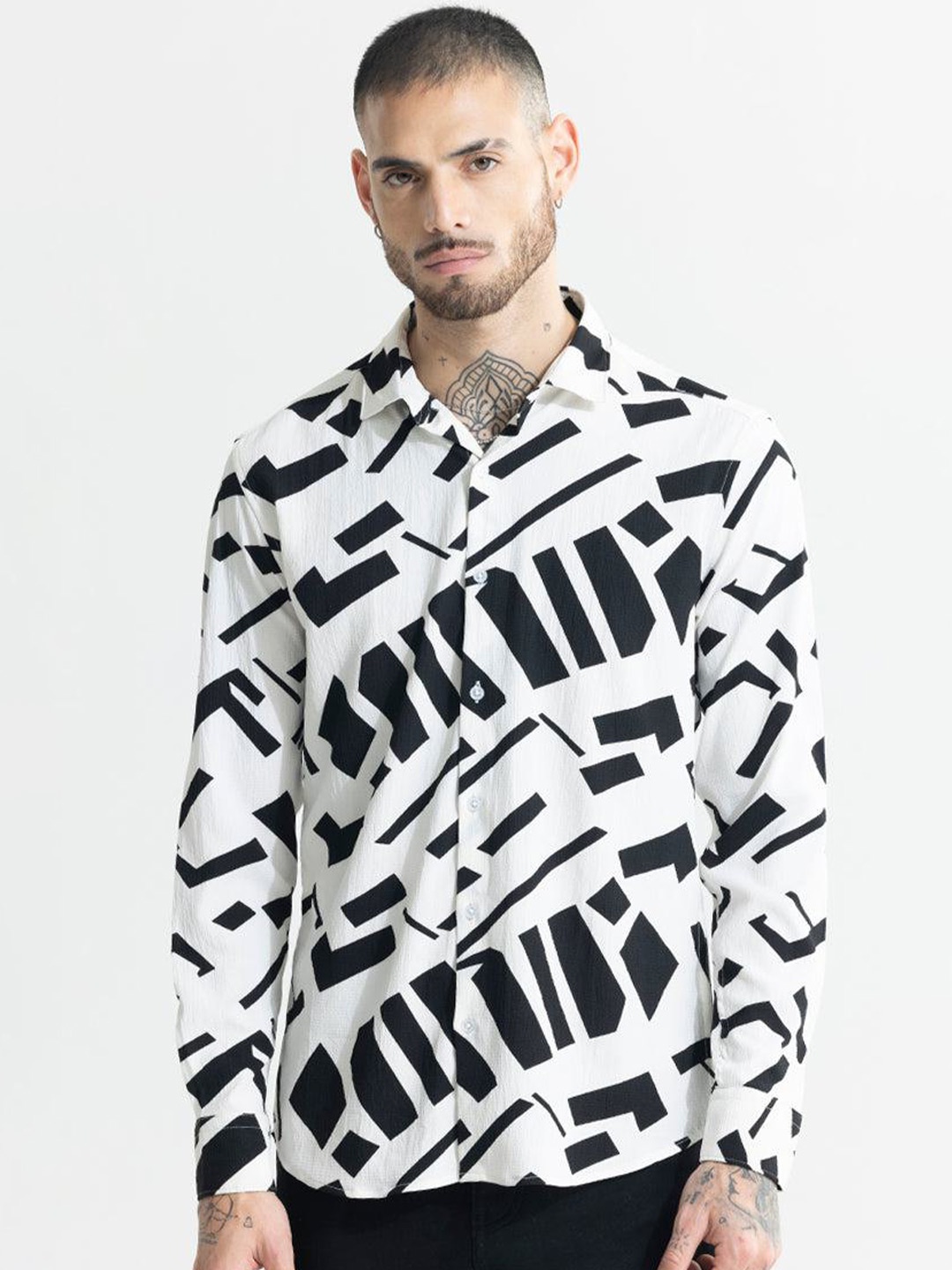 

Snitch White Classic Slim Fit Abstract Printed Casual Shirt
