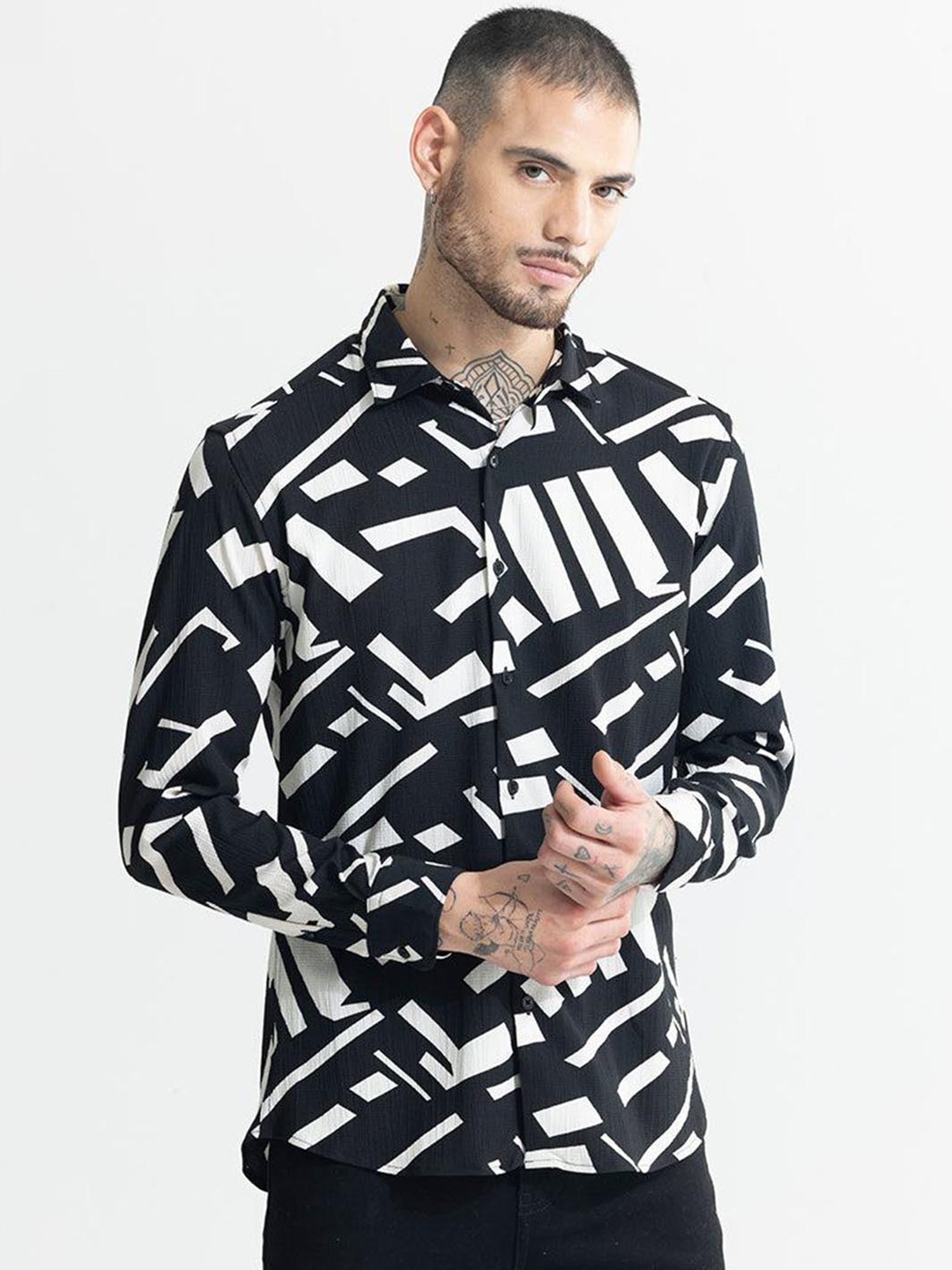 

Snitch Black Classic Slim Fit Abstract Printed Casual Shirt
