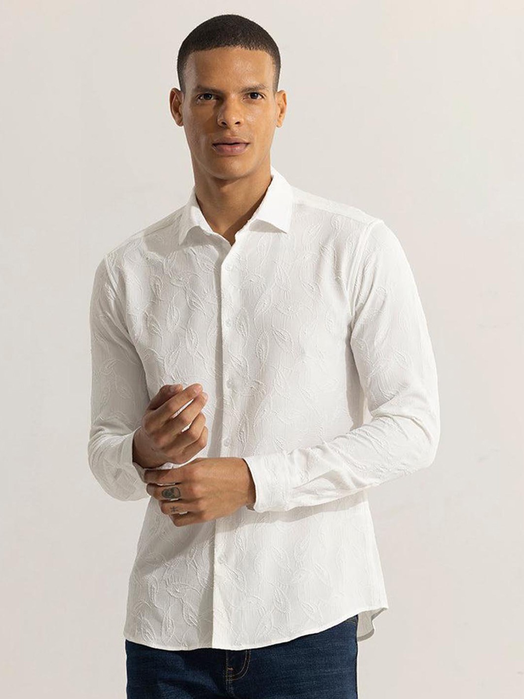 

Snitch White Classic Slim Fit Floral Self Design Casual Shirt