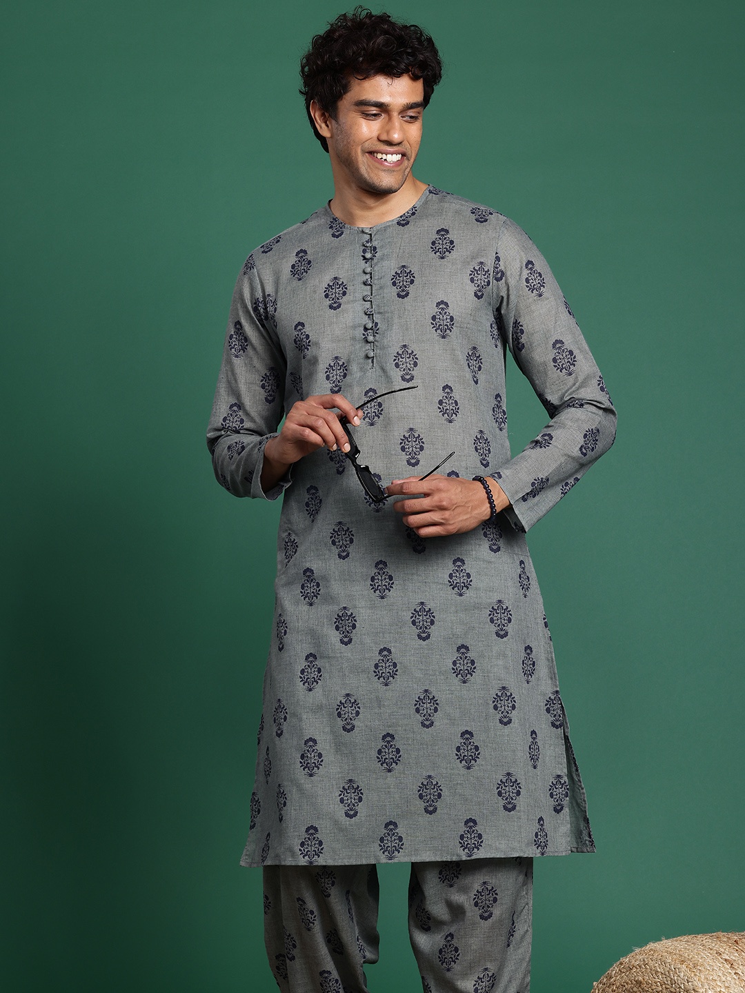 

Sangria Men Floral Printed Kurta With Pyjamas, Grey