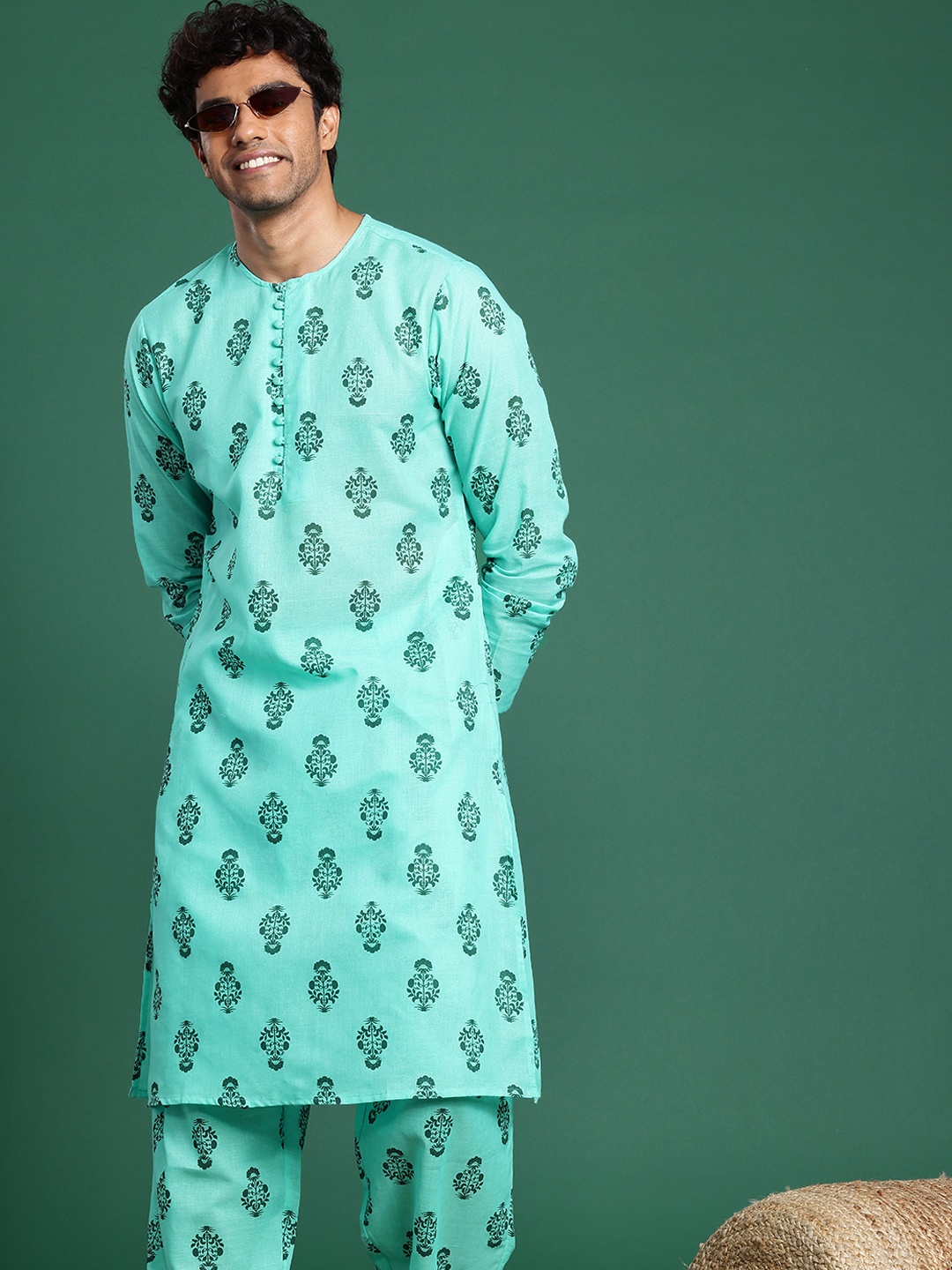 

Sangria Men Floral Printed Kurta With Pyjamas, Green
