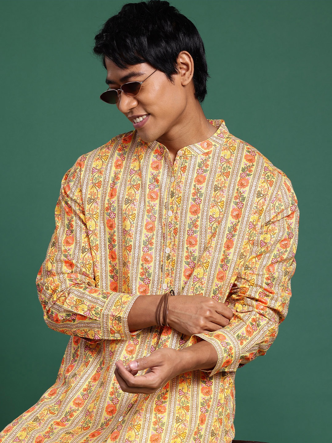 

Sangria Men Floral Printed Regular Kurta with Trousers, Yellow