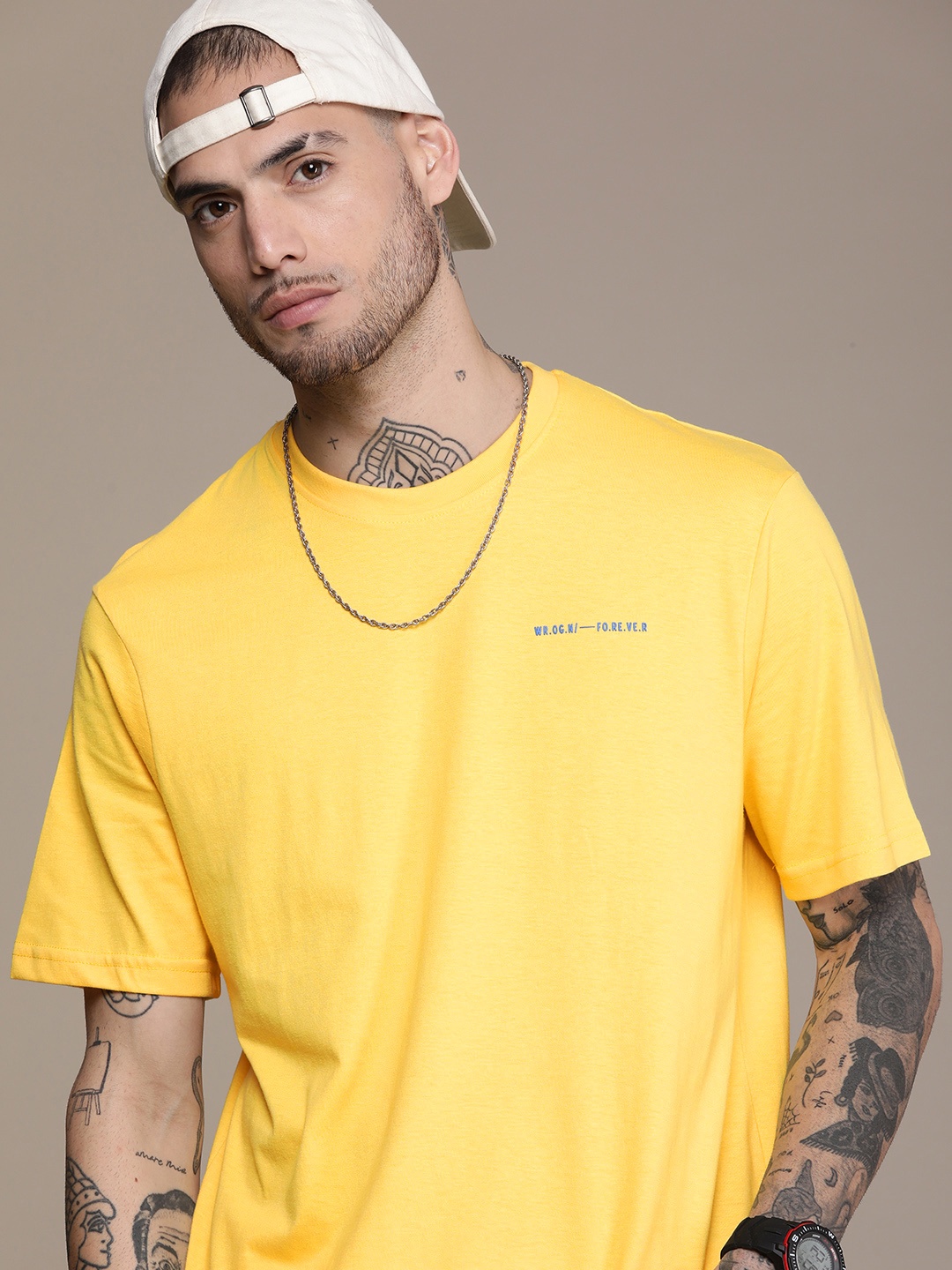 

WROGN Men Solid Knitted Regular Fit T-shirt With Minimal Brand Logo Print Detail, Yellow