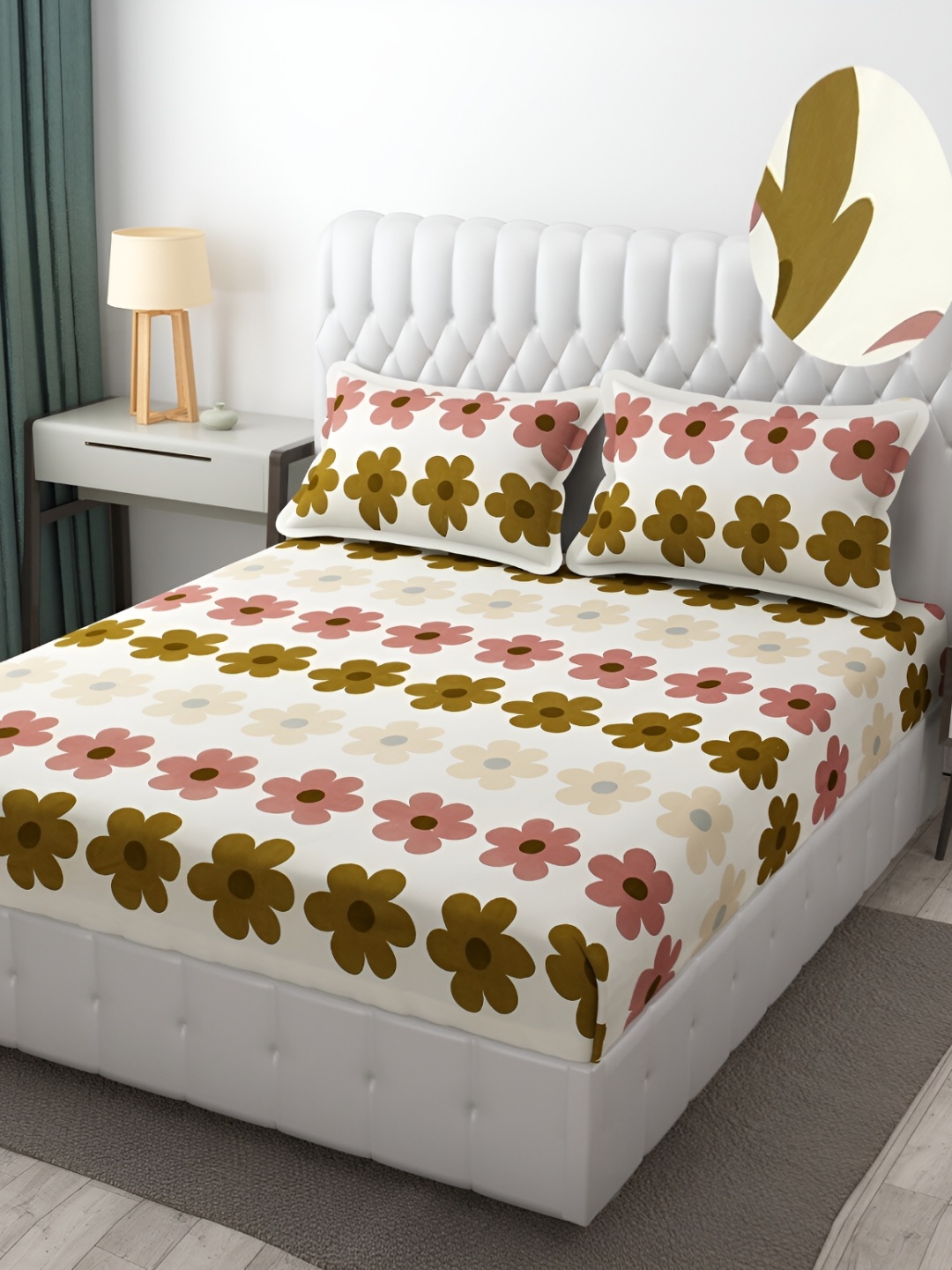

HOMECRUST Peach Coloured Geometric 210 TC Queen Bedsheet with 2 Pillow Covers 300 GSM