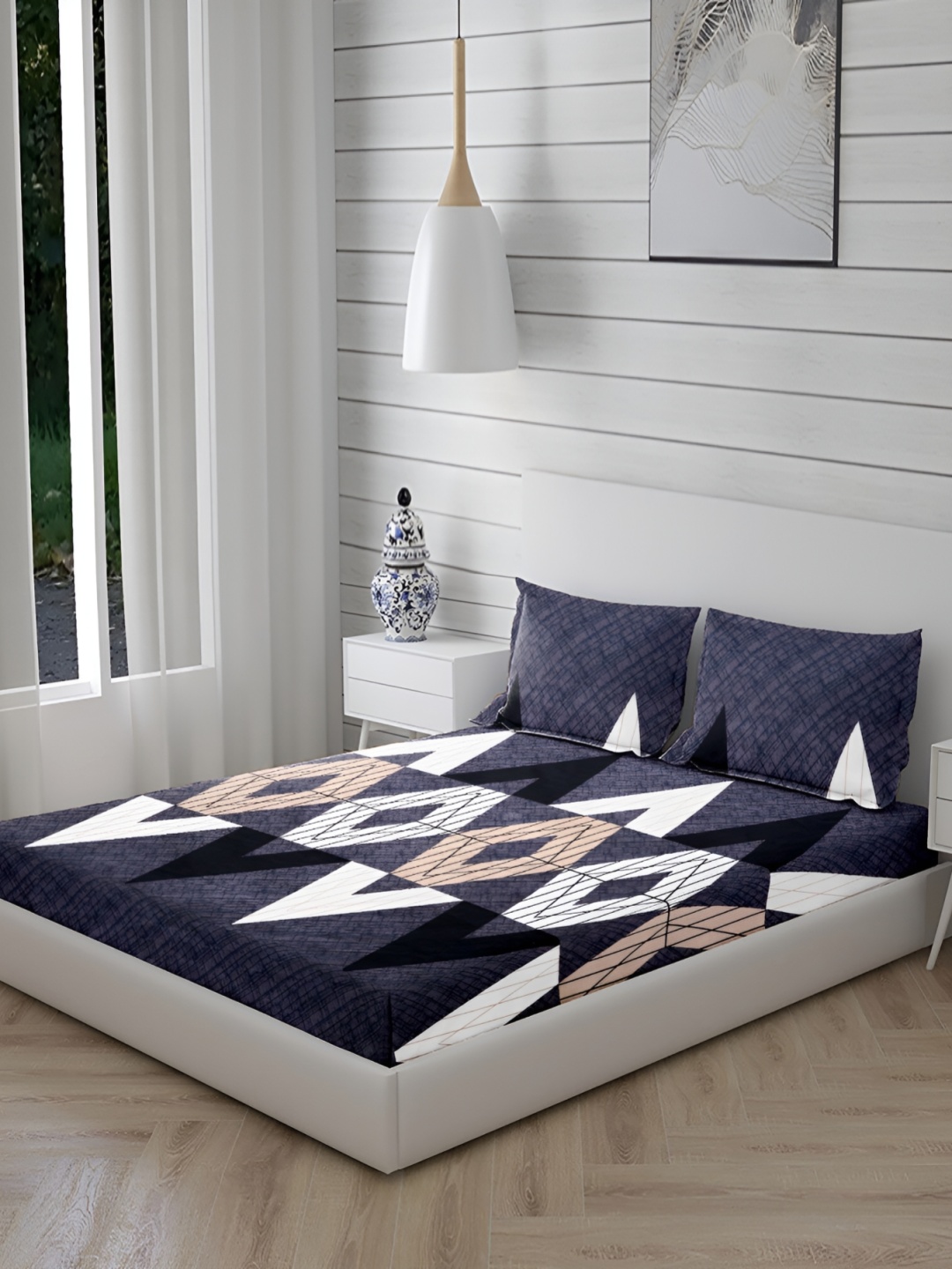 

HOMECRUST Black Geometric 210 TC Queen Fitted Bedsheet With 2 Pillow Covers