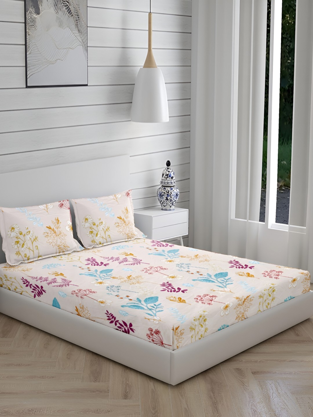 

HOMECRUST Cream Coloured Geometric 210 TC Queen Bedsheet with 2 Pillow Covers 300 GSM