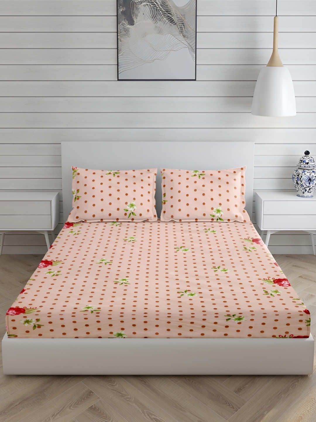 

HOMECRUST Peach Coloured Geometric 210 TC Queen Bedsheet with 2 Pillow Covers 300 GSM