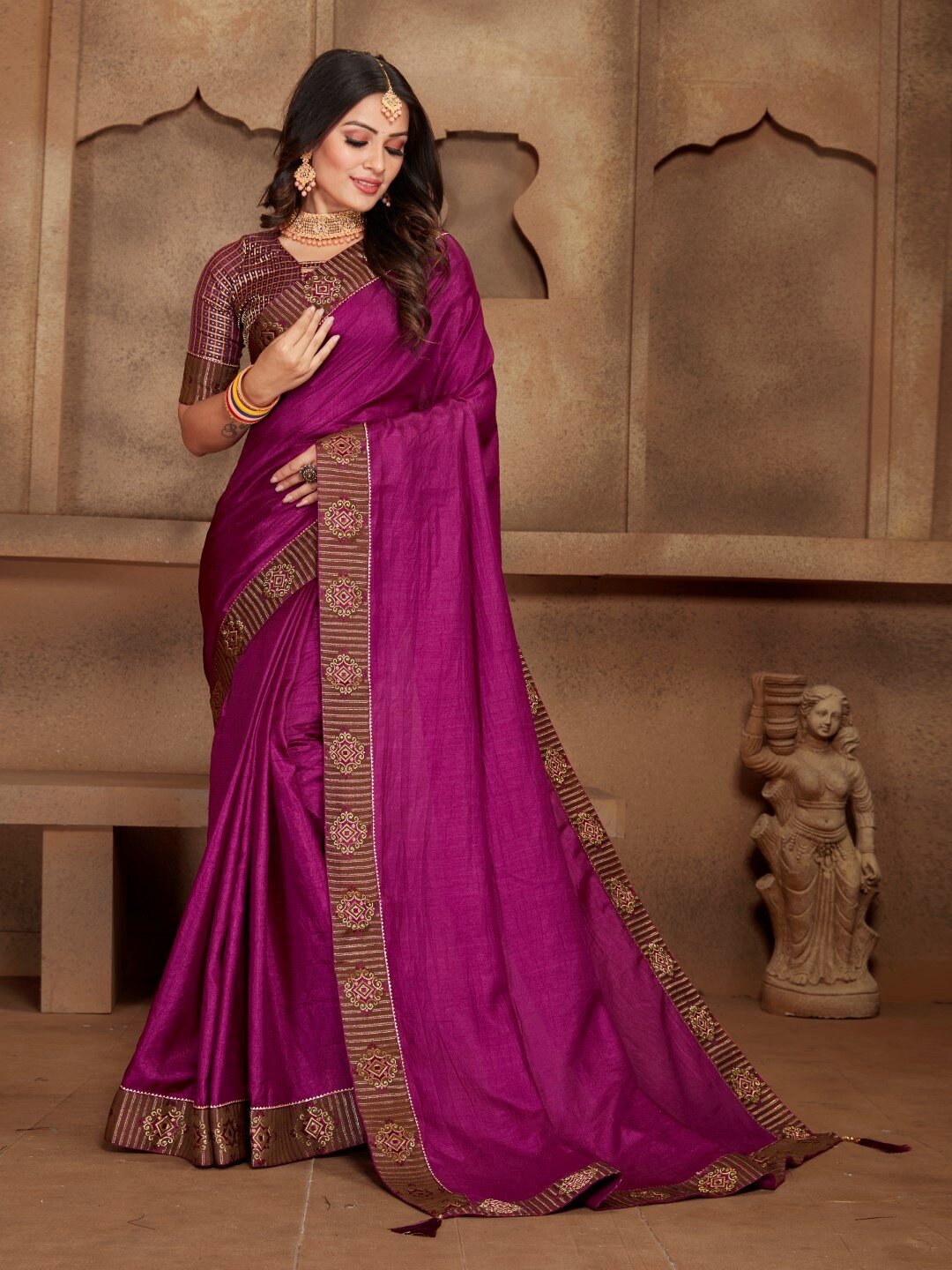 

ZEEPKART Woven Design Saree, Magenta