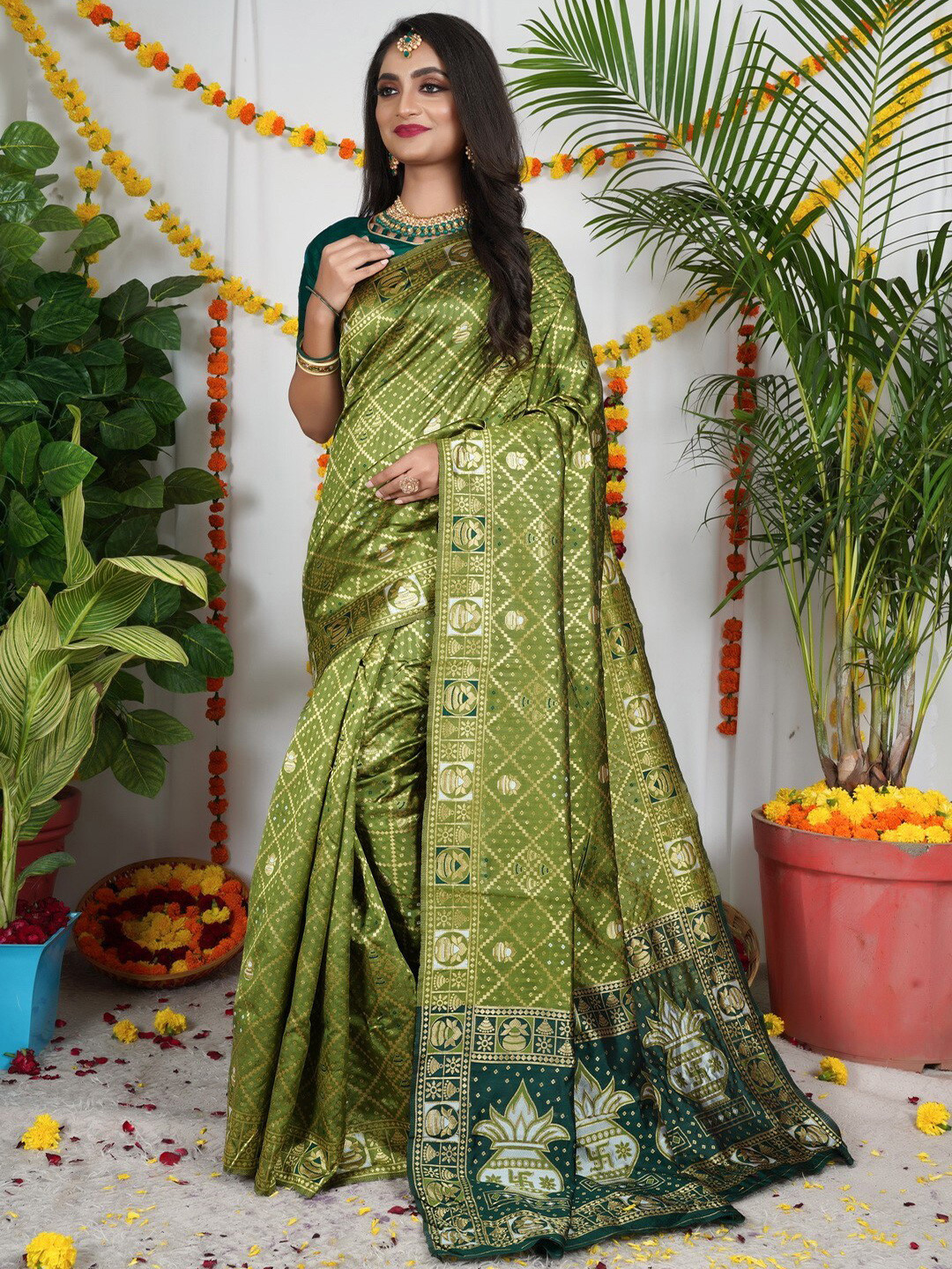 

ZEEPKART Woven Design Zari Saree, Green