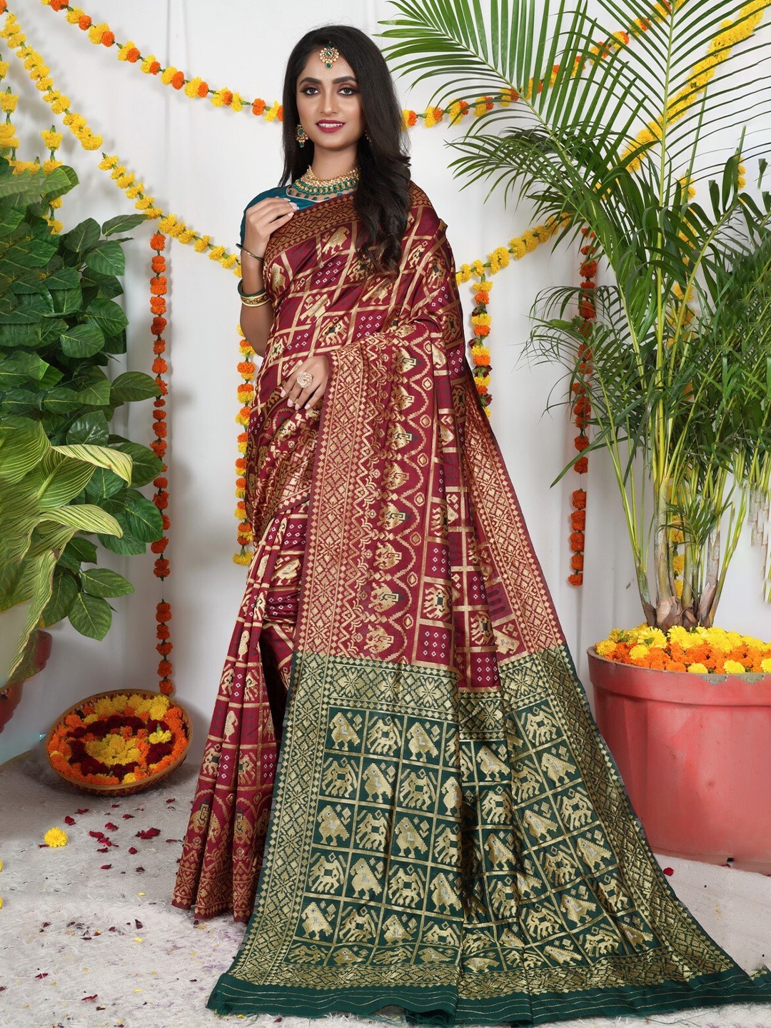 

ZEEPKART Zari Woven Design Saree, Maroon