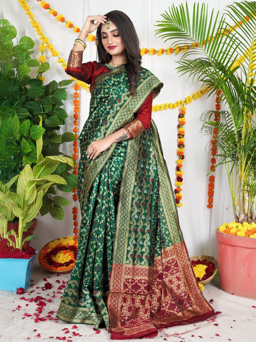 

ZEEPKART Geometric Printed Saree, Green