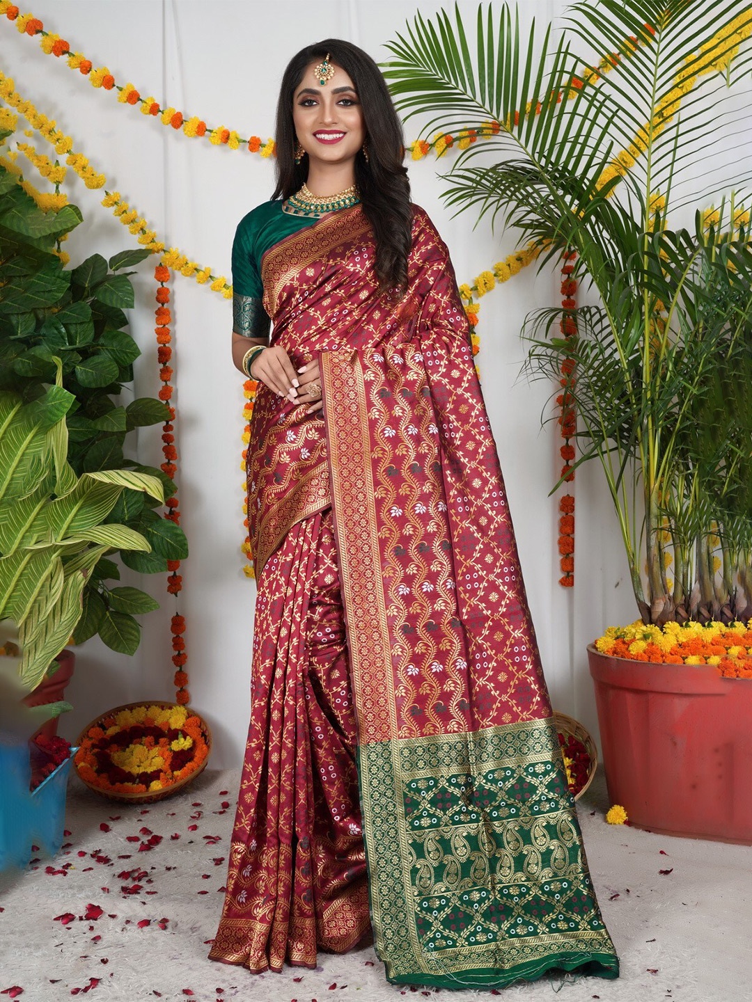 

ZEEPKART Woven Design Floral Saree, Red